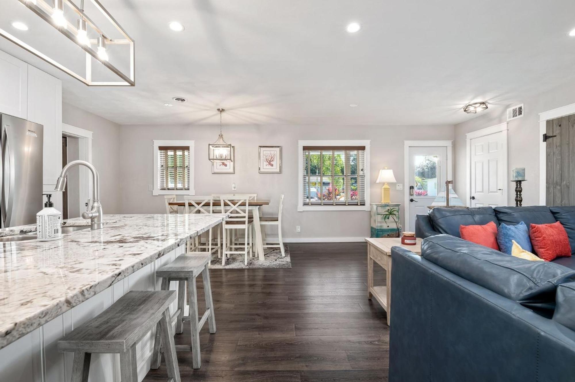 Cape Vista Getaway! Heated Pool Minutes Away From Anna Maria With Grill! Holiday home