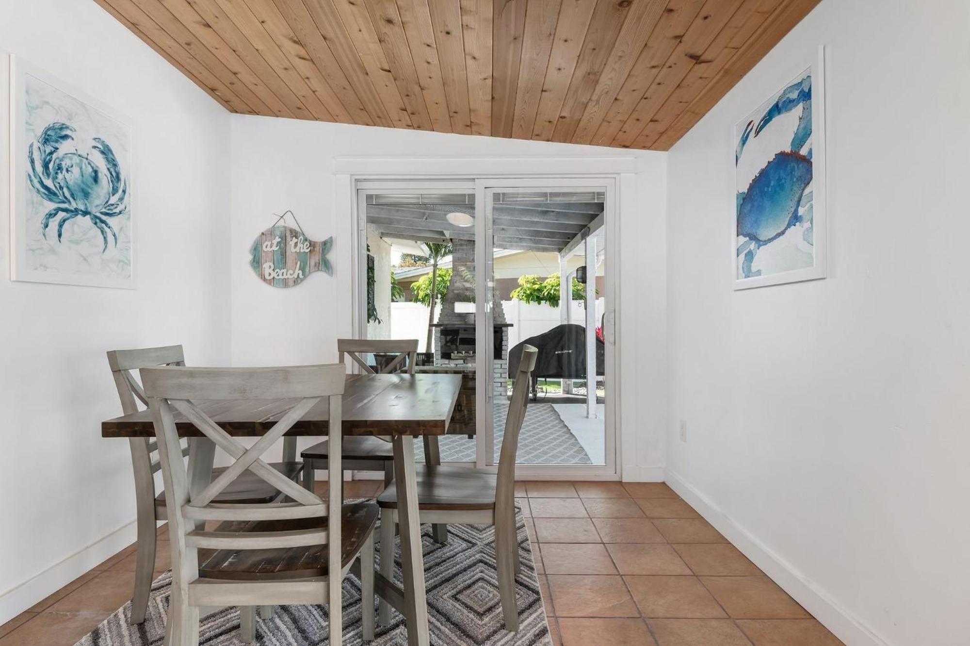 Cape Vista Getaway! Heated Pool Minutes Away From Anna Maria With Grill!