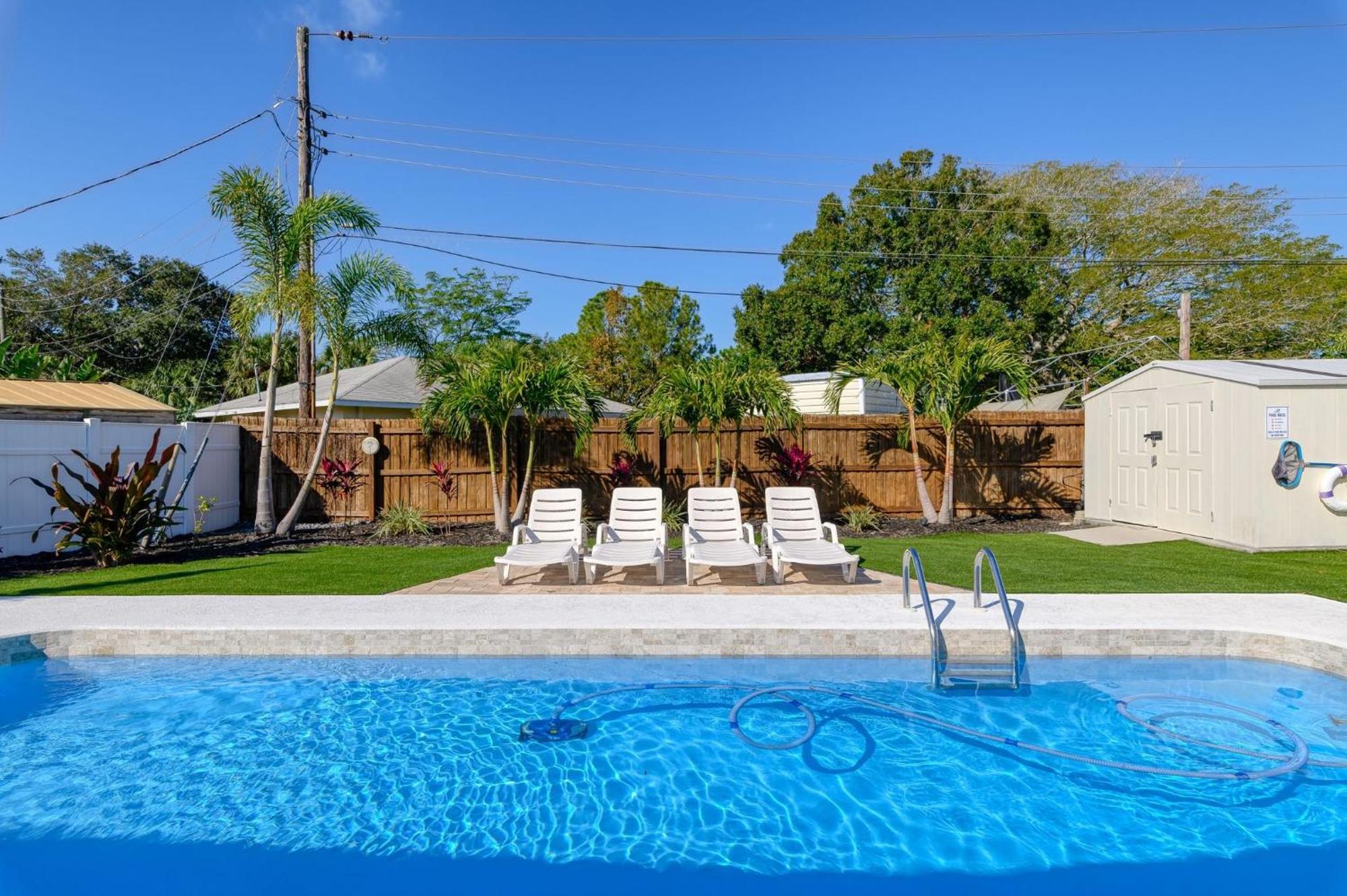 Cape Vista Getaway! Heated Pool Minutes Away From Anna Maria With Grill! * Bradenton