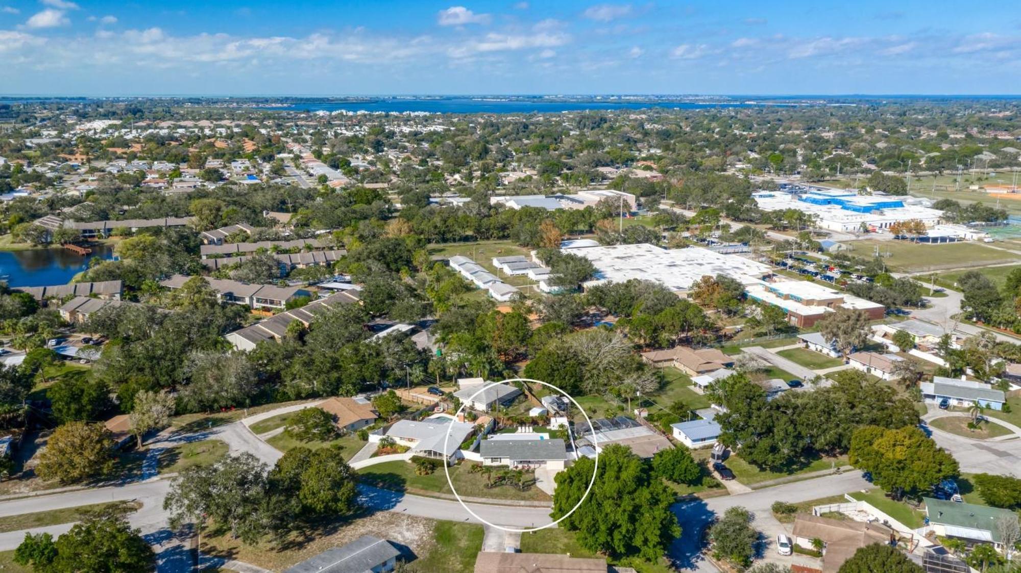 Cape Vista Getaway! Heated Pool Minutes Away From Anna Maria With Grill! Holiday home