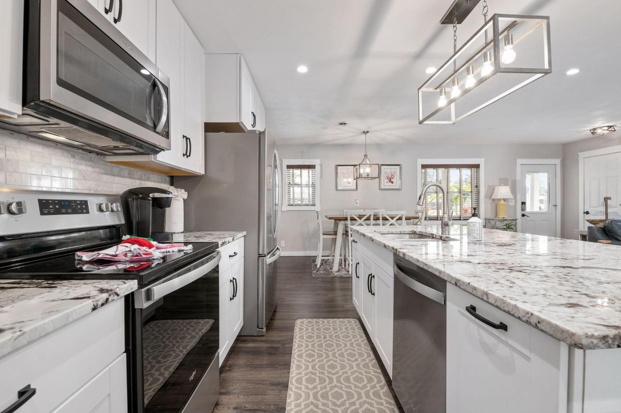 Cape Vista Getaway! Heated Pool Minutes Away From Anna Maria With Grill! Holiday home Bradenton
