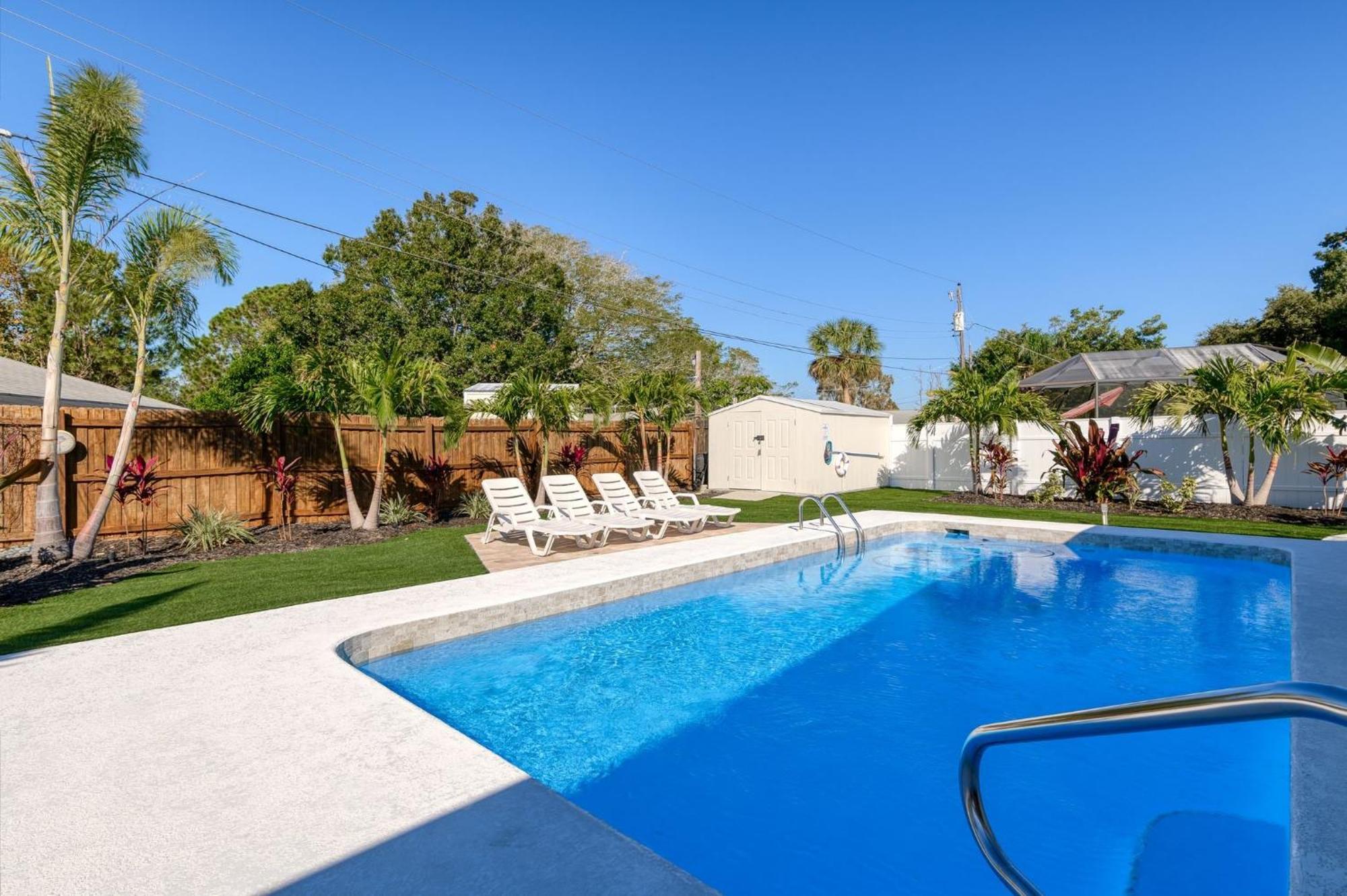Cape Vista Getaway! Heated Pool Minutes Away From Anna Maria With Grill! Holiday home