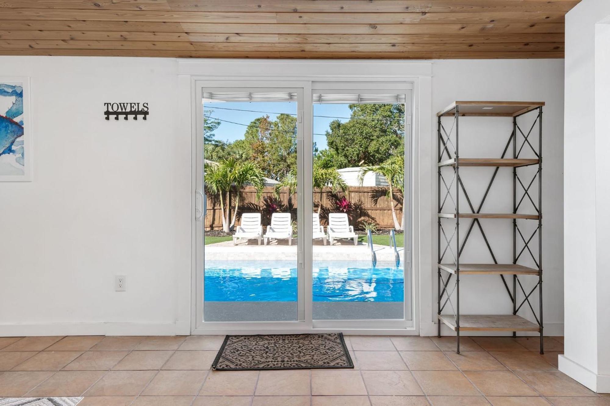 Holiday home Cape Vista Getaway! Heated Pool Minutes Away From Anna Maria With Grill! Bradenton