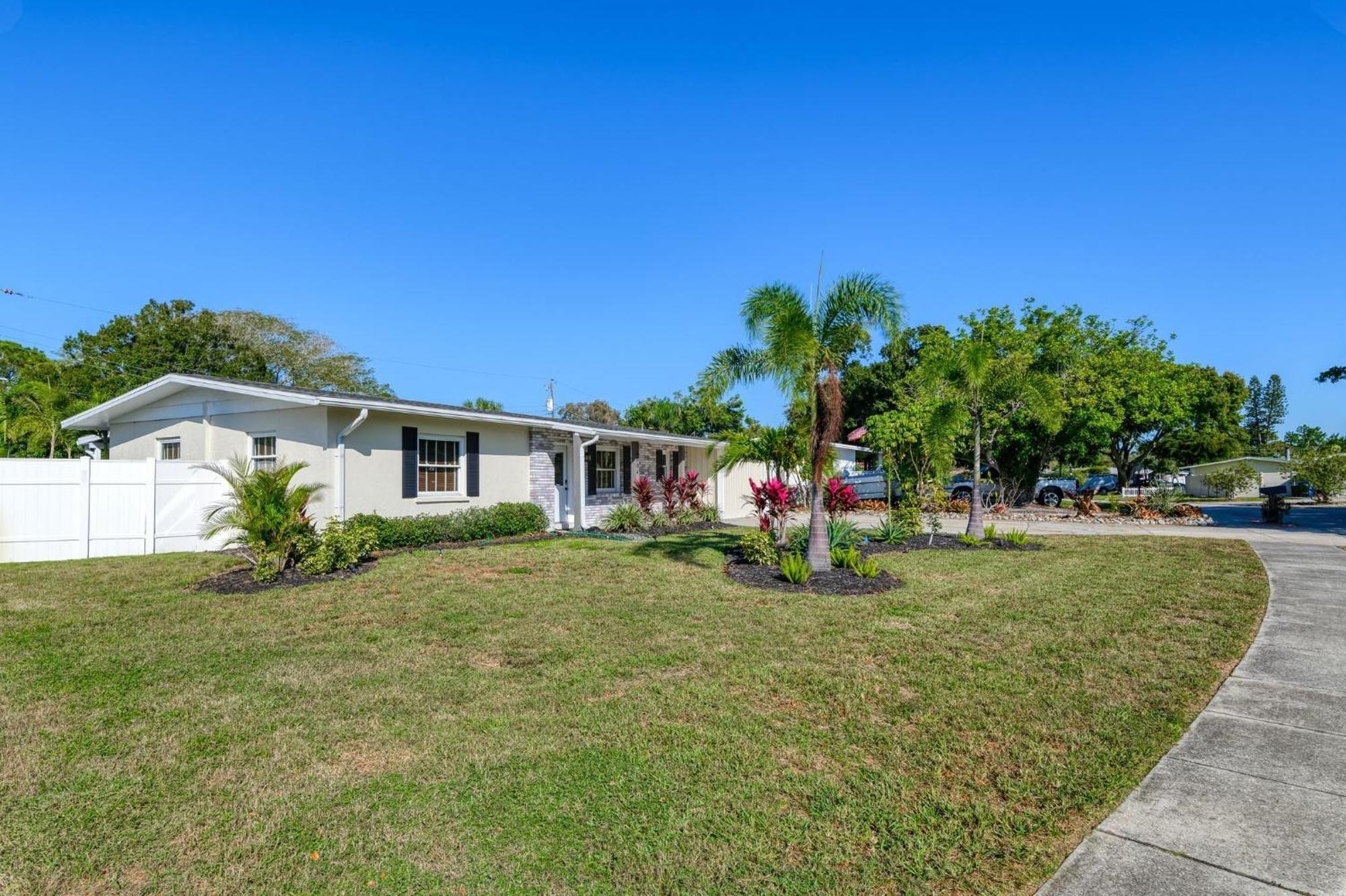 Cape Vista Getaway! Heated Pool Minutes Away From Anna Maria With Grill! * Bradenton