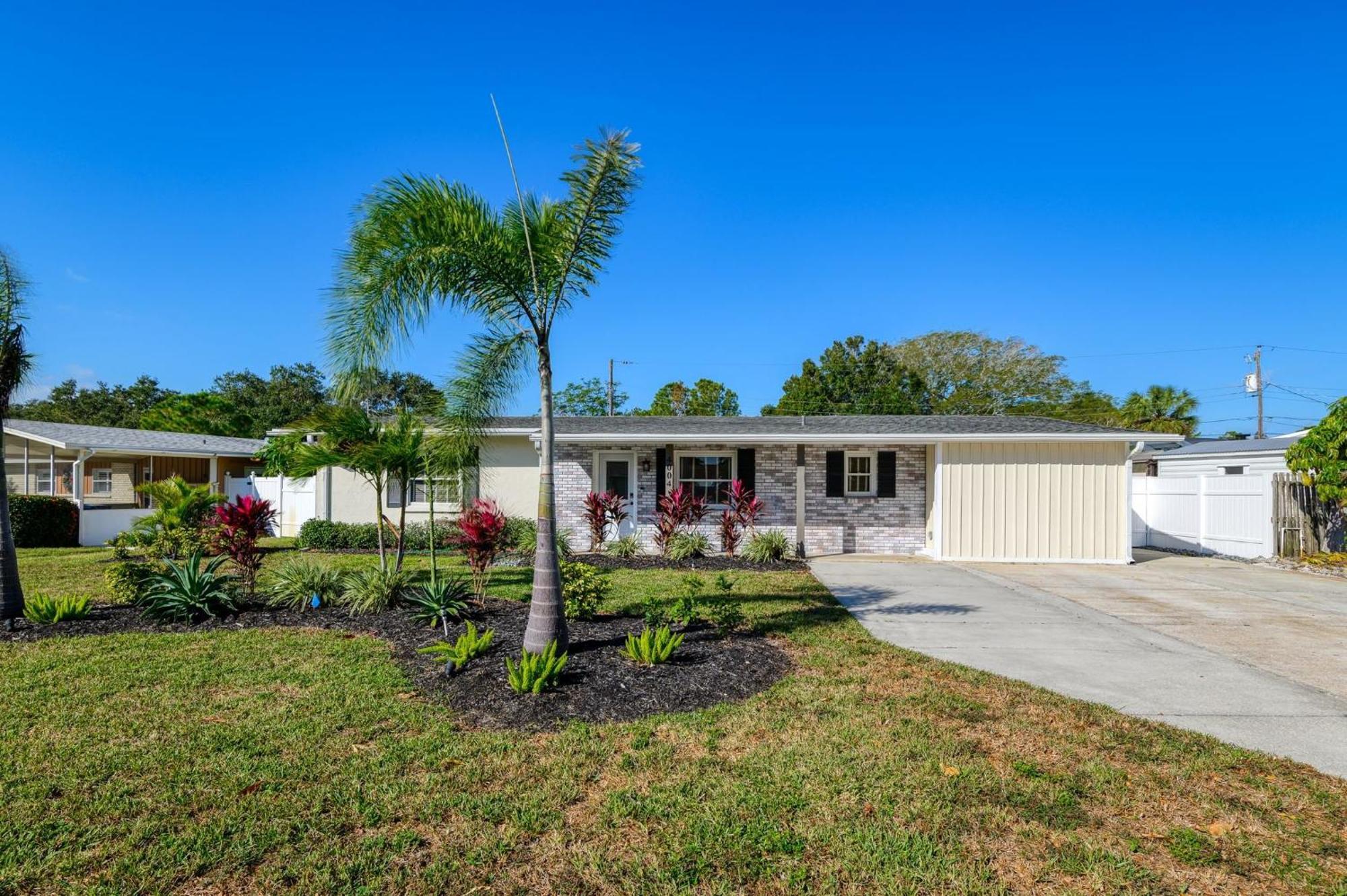 Cape Vista Getaway! Heated Pool Minutes Away From Anna Maria With Grill! Holiday home