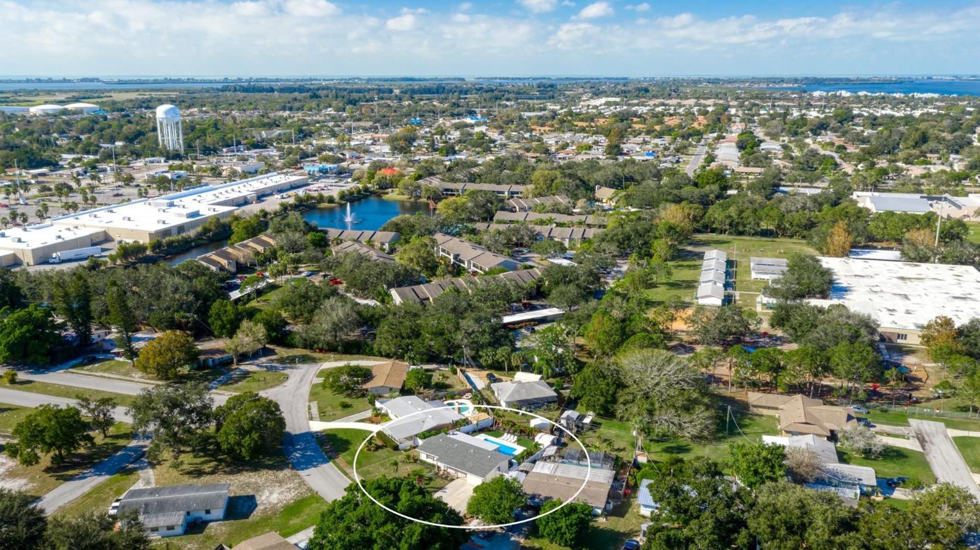 Cape Vista Getaway! Heated Pool Minutes Away From Anna Maria With Grill! Holiday home *