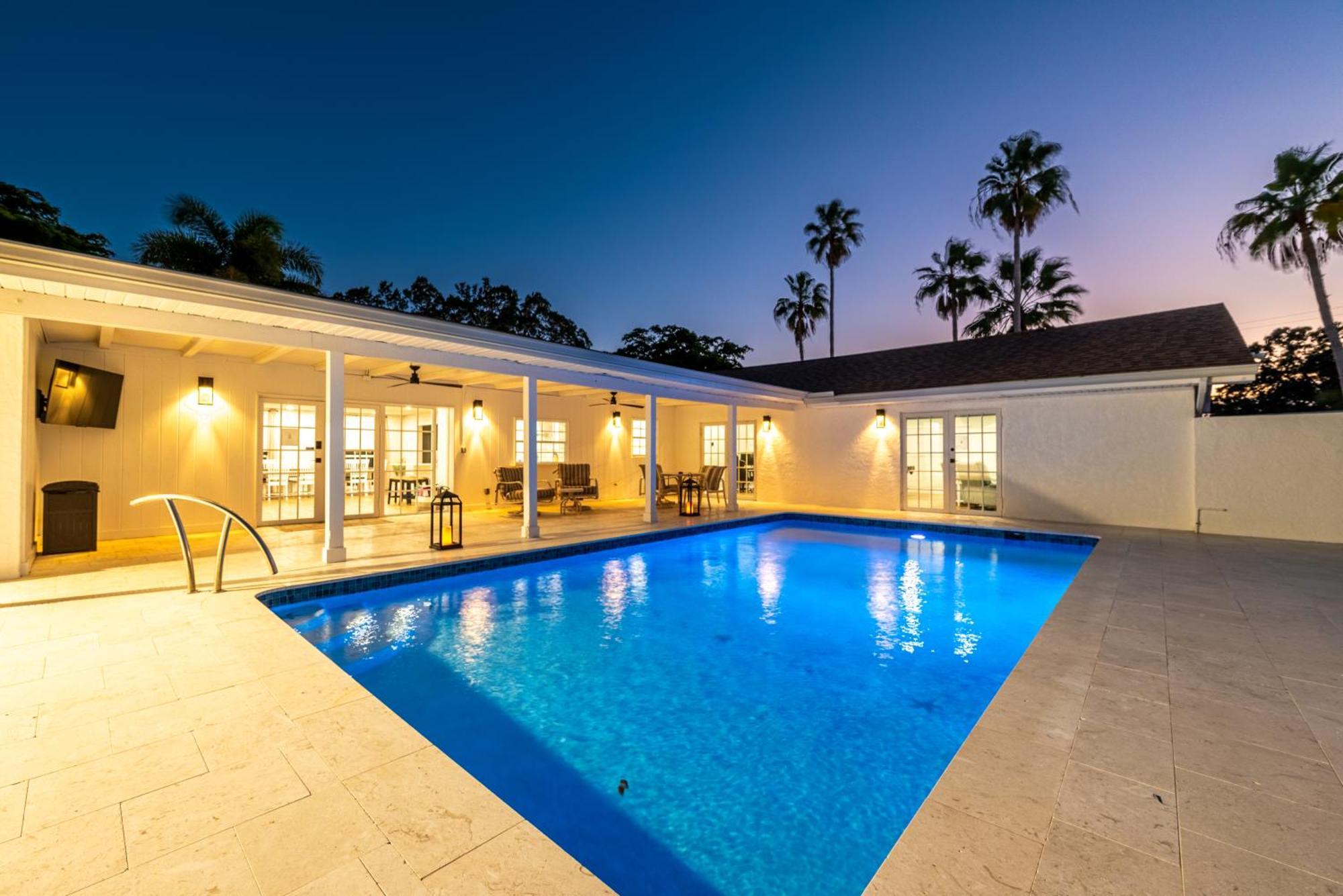 Holiday home 75 Palms! Sleeps 23! Luxury 1 Acre Lot Pool And Spa, Putting & Game Room!