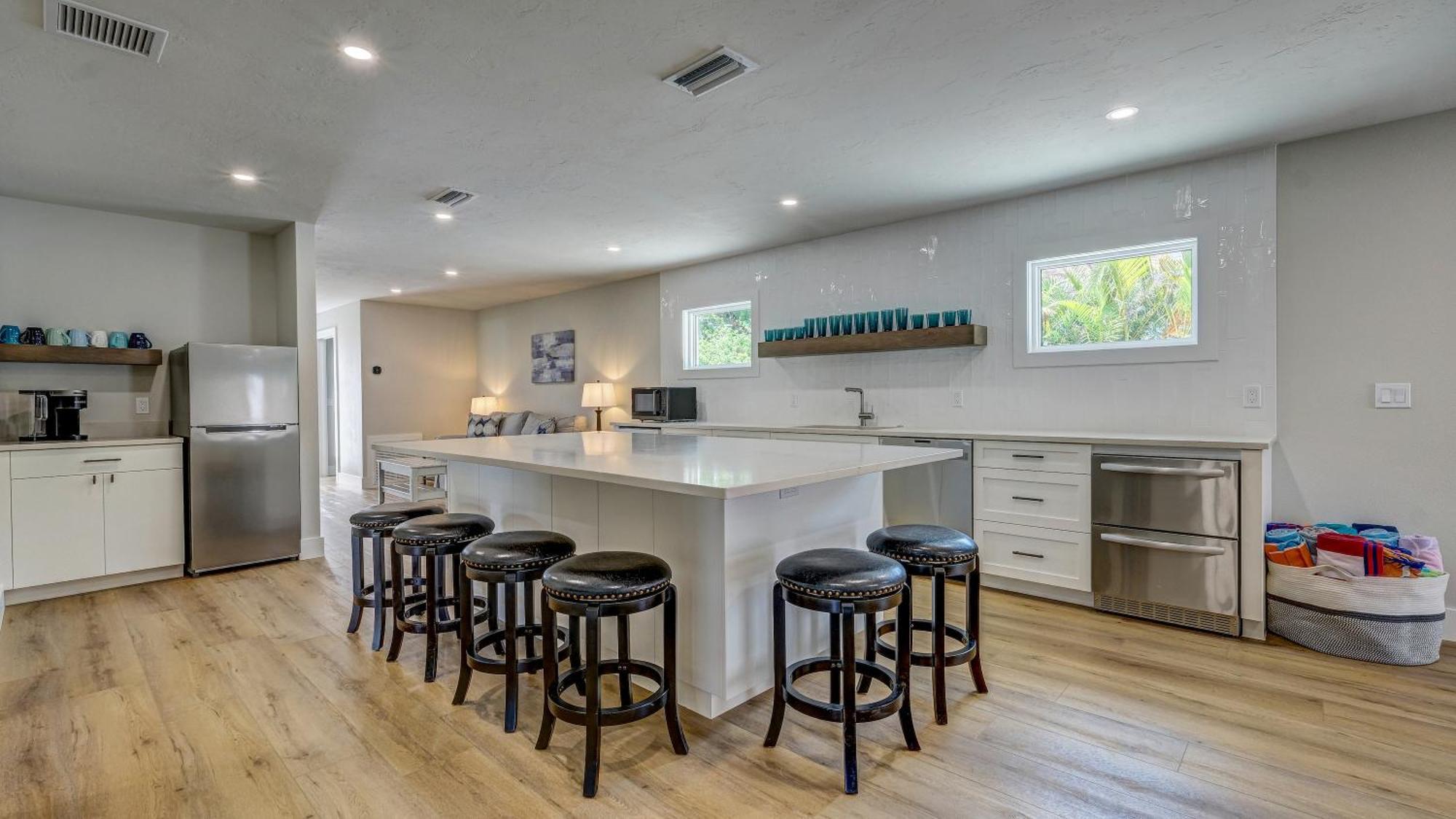 75 Palms! Sleeps 23! Luxury 1 Acre Lot Pool And Spa, Putting & Game Room! Holiday home Bradenton