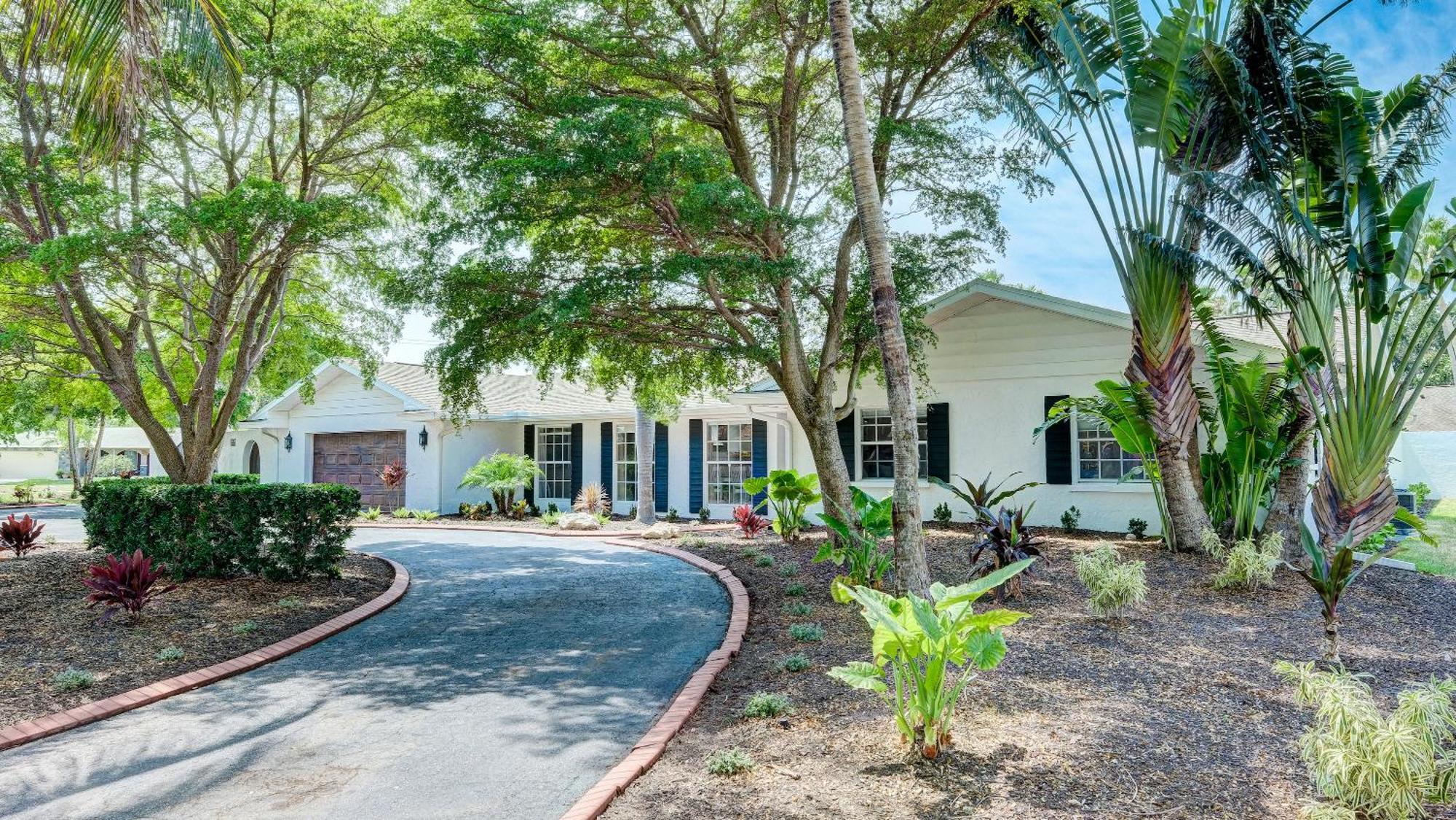 Holiday home 75 Palms! Sleeps 23! Luxury 1 Acre Lot Pool And Spa, Putting & Game Room!