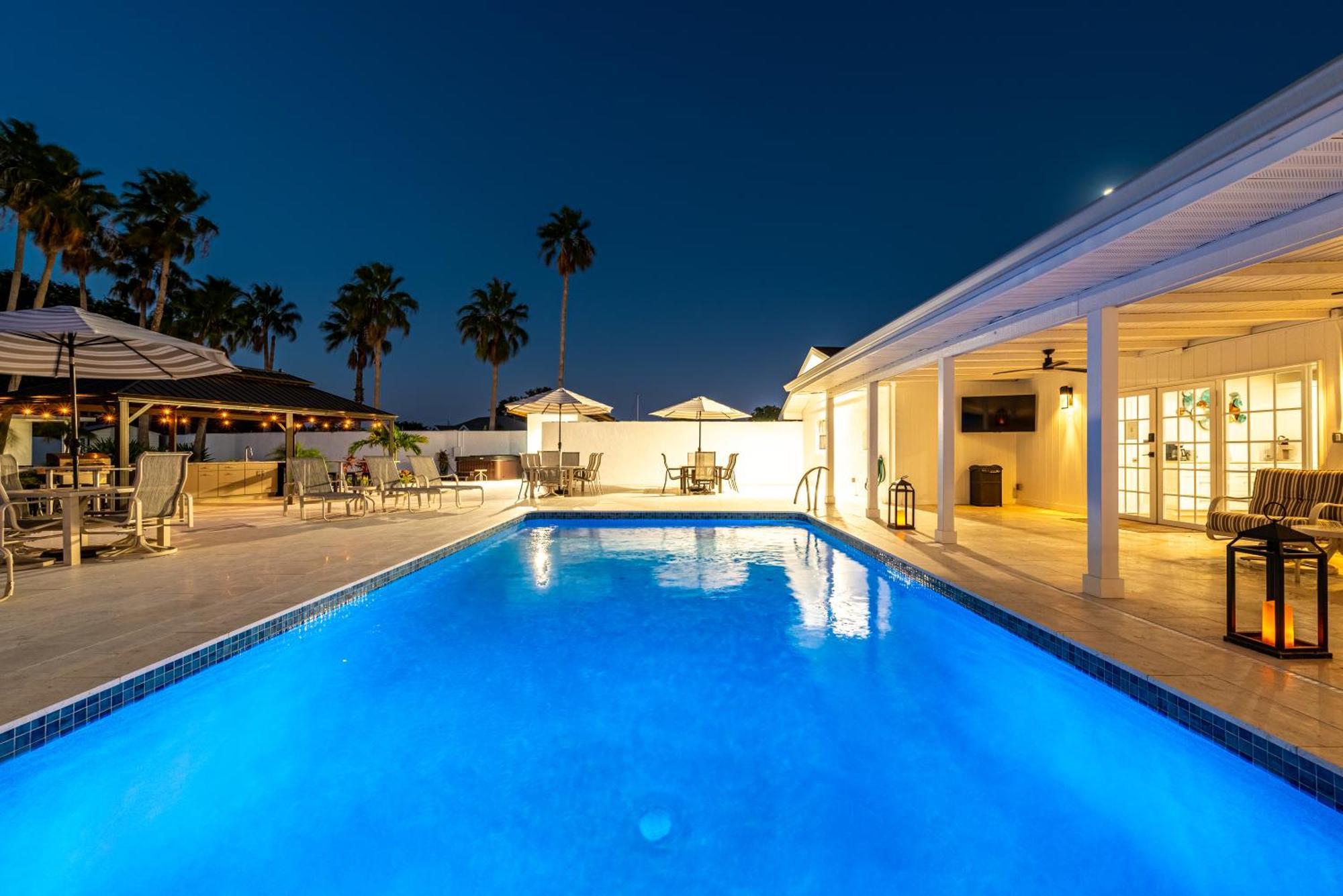 75 Palms! Sleeps 23! Luxury 1 Acre Lot Pool And Spa, Putting & Game Room! *