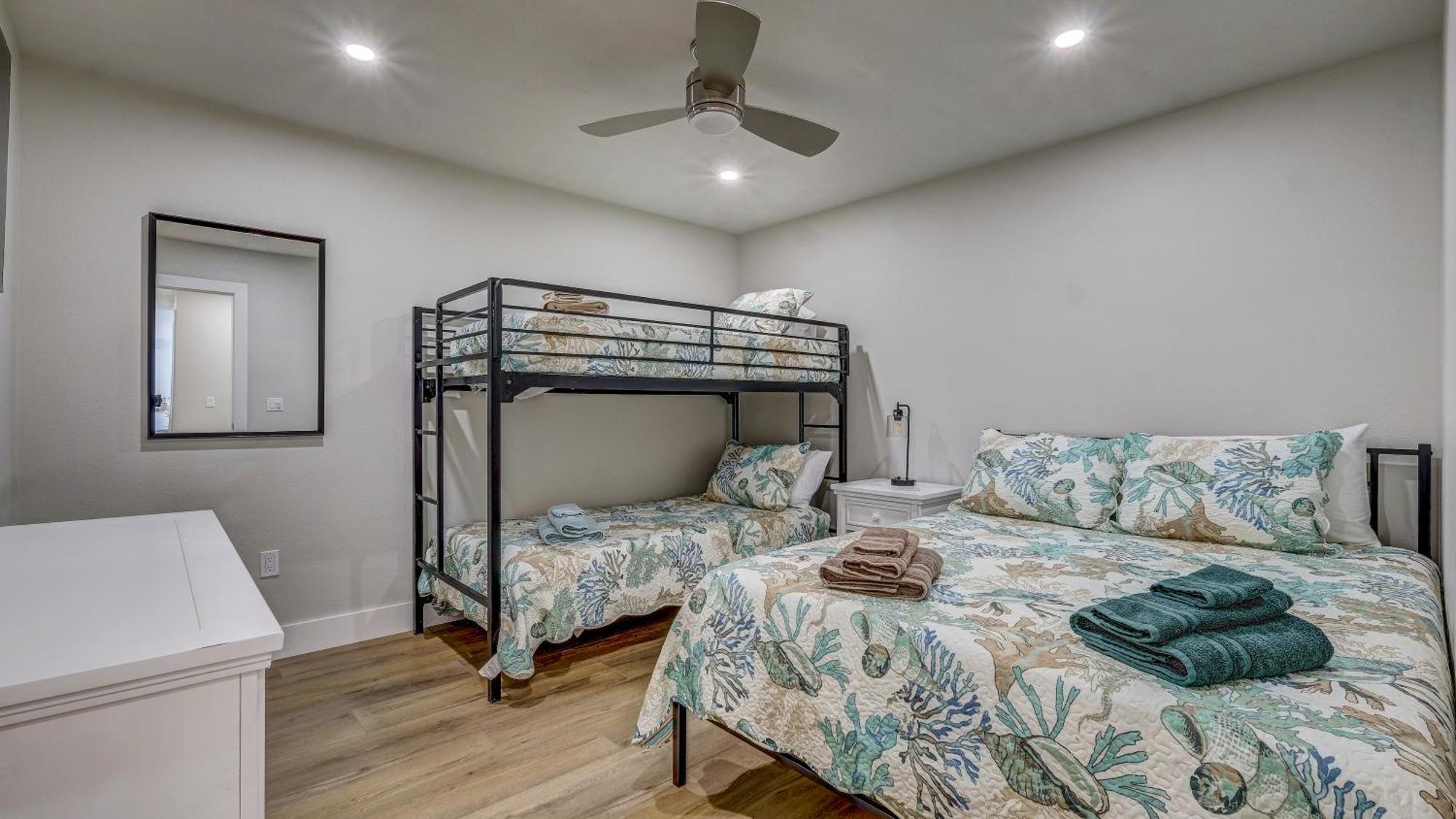 75 Palms! Sleeps 23! Luxury 1 Acre Lot Pool And Spa, Putting & Game Room!