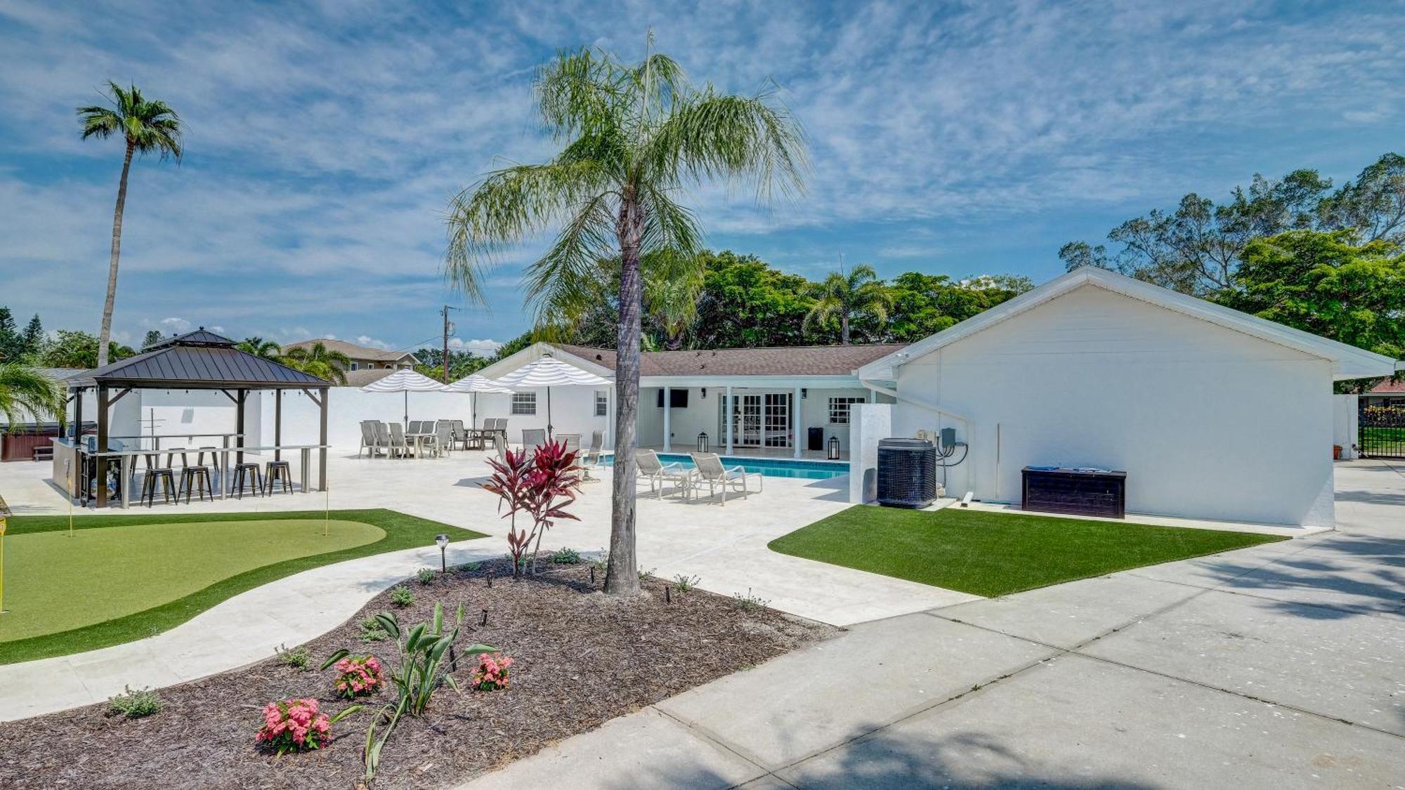75 Palms! Sleeps 23! Luxury 1 Acre Lot Pool And Spa, Putting & Game Room! Holiday home Bradenton
