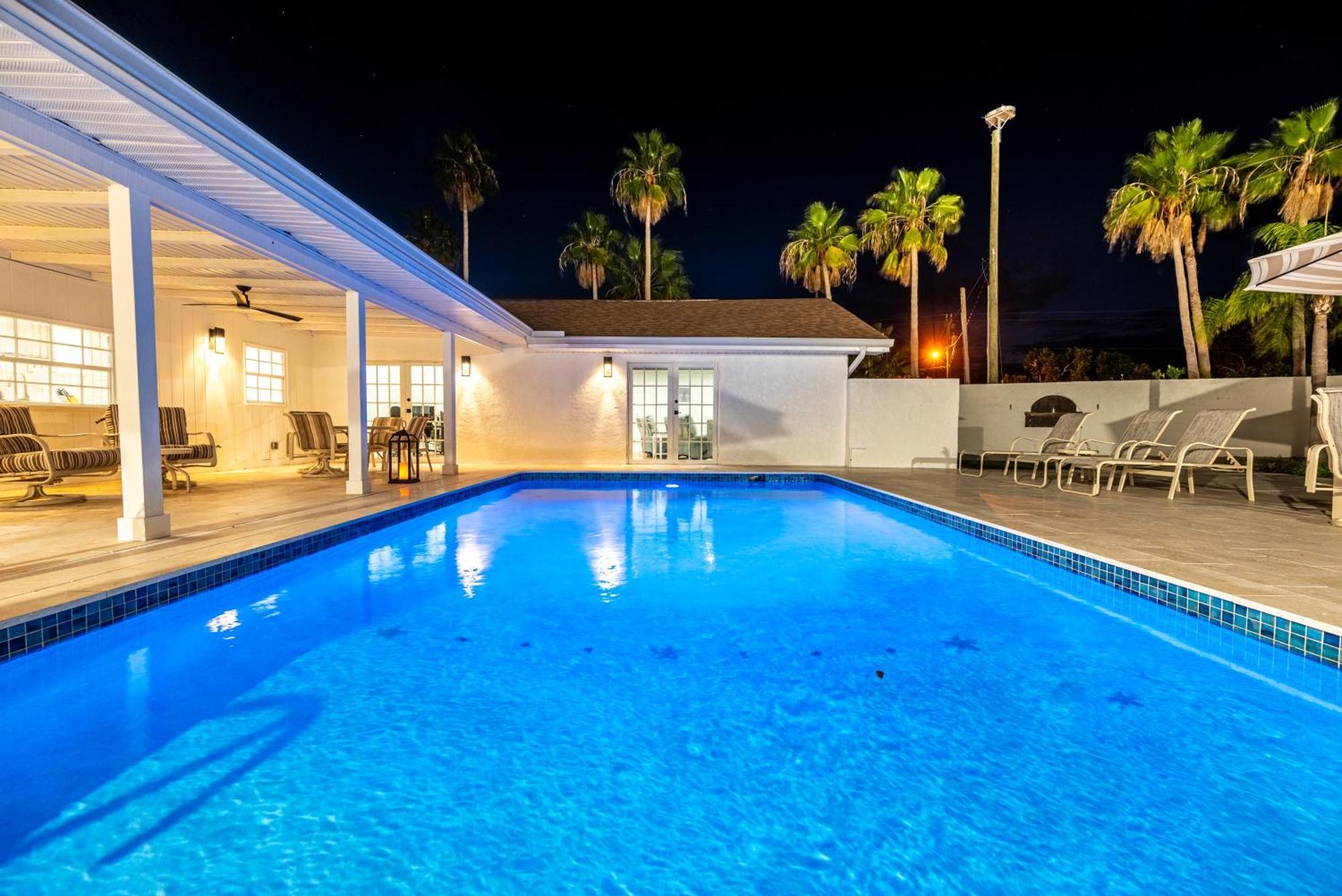 75 Palms! Sleeps 23! Luxury 1 Acre Lot Pool And Spa, Putting & Game Room! Holiday home
