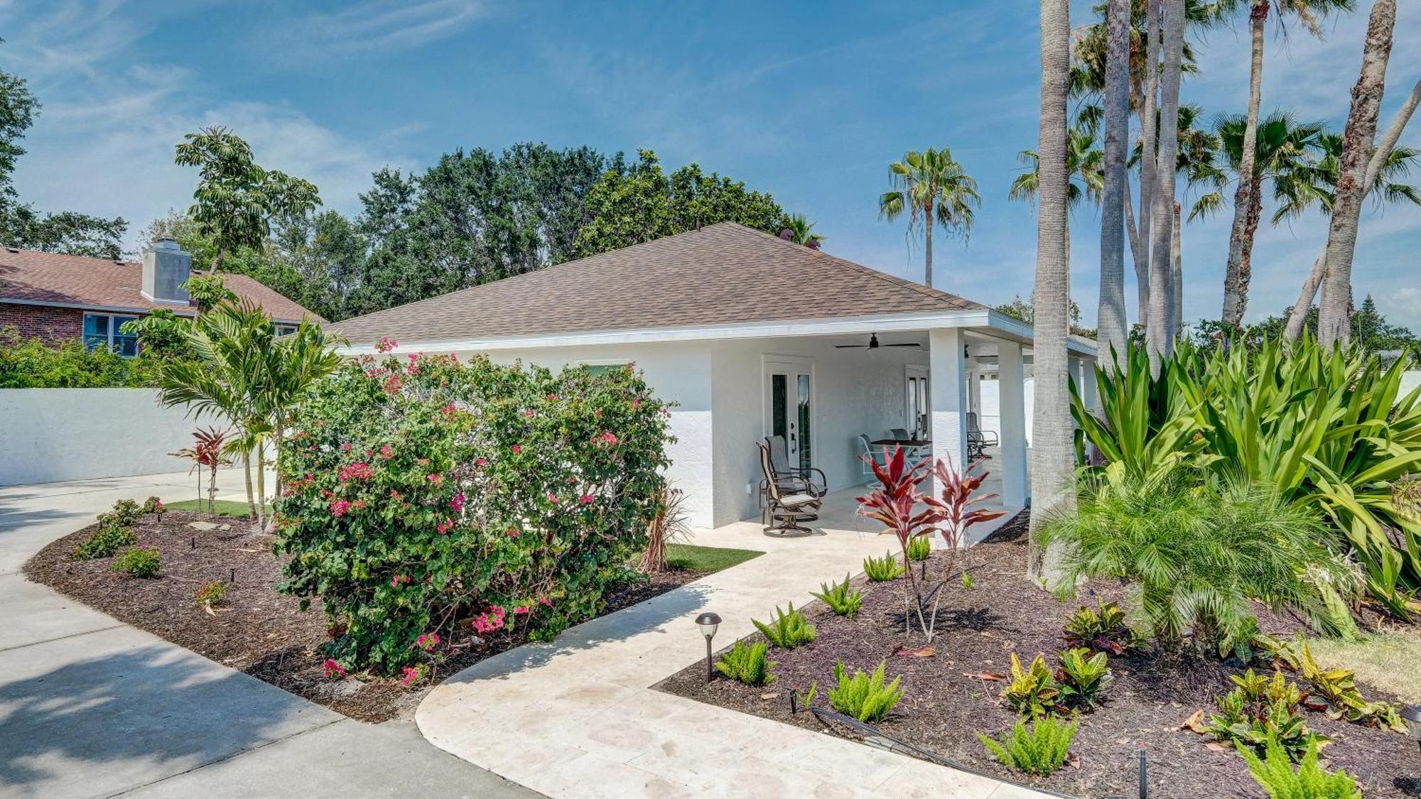 Holiday home 75 Palms! Sleeps 23! Luxury 1 Acre Lot Pool And Spa, Putting & Game Room! *