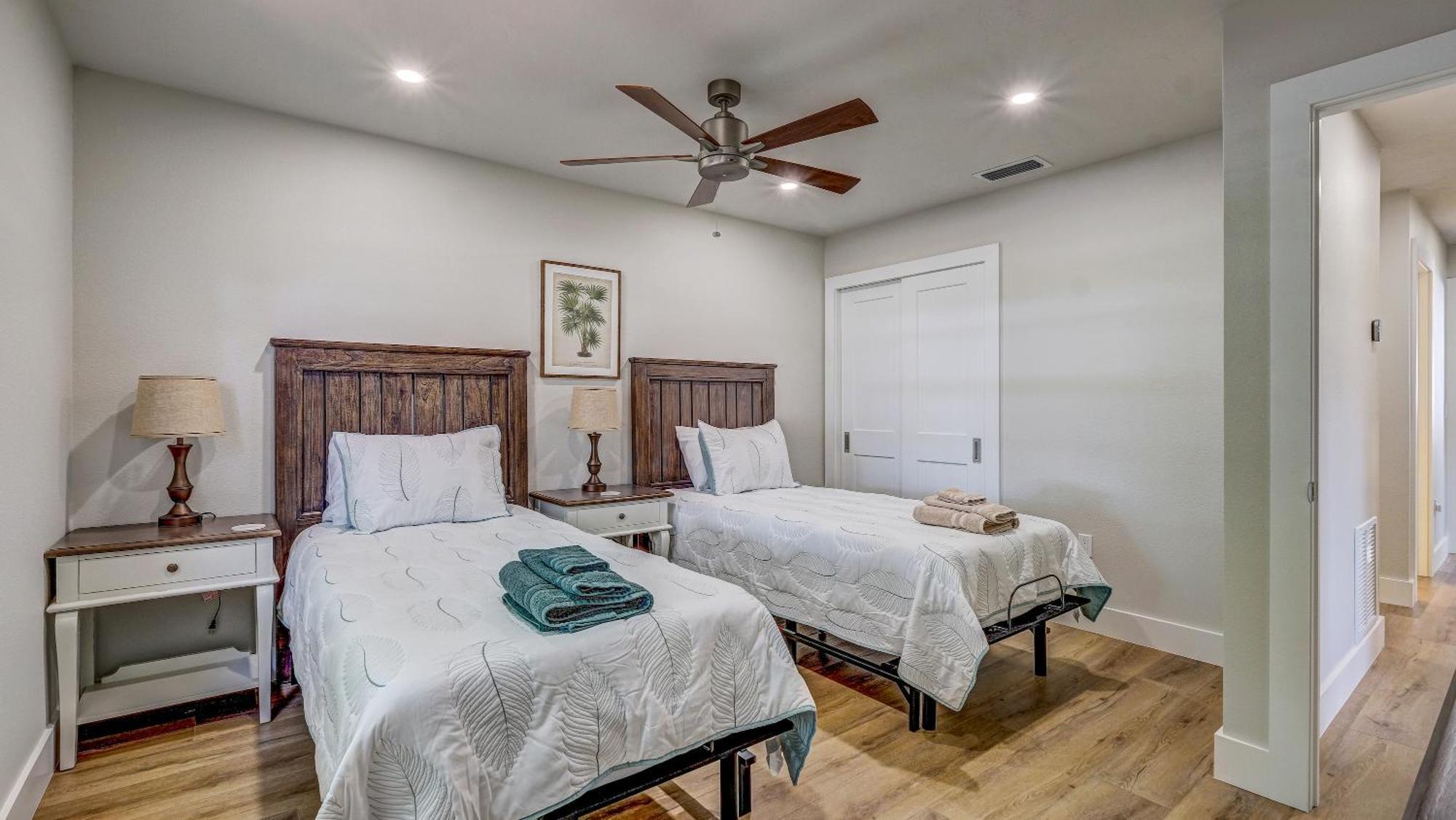 75 Palms! Sleeps 23! Luxury 1 Acre Lot Pool And Spa, Putting & Game Room! *