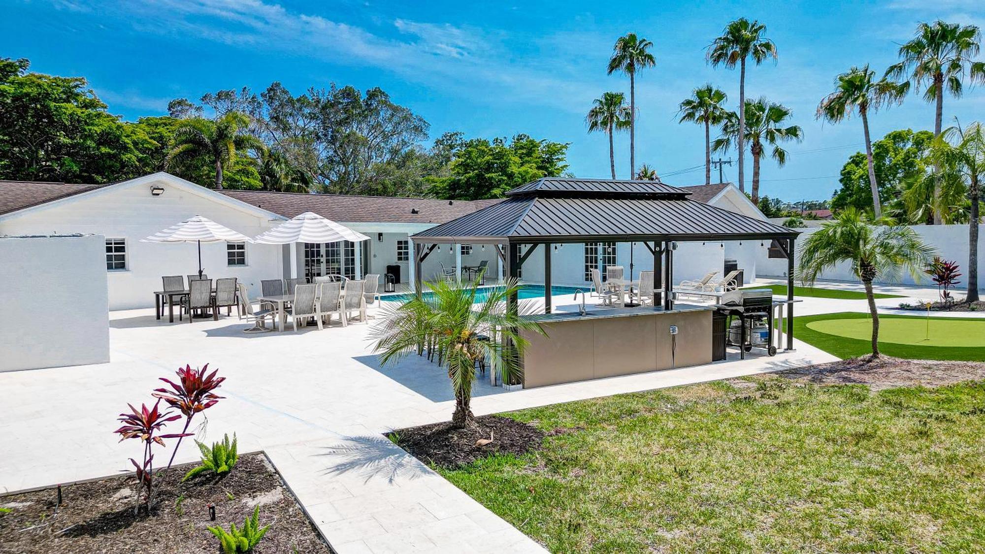 75 Palms! Sleeps 23! Luxury 1 Acre Lot Pool And Spa, Putting & Game Room! Holiday home *
