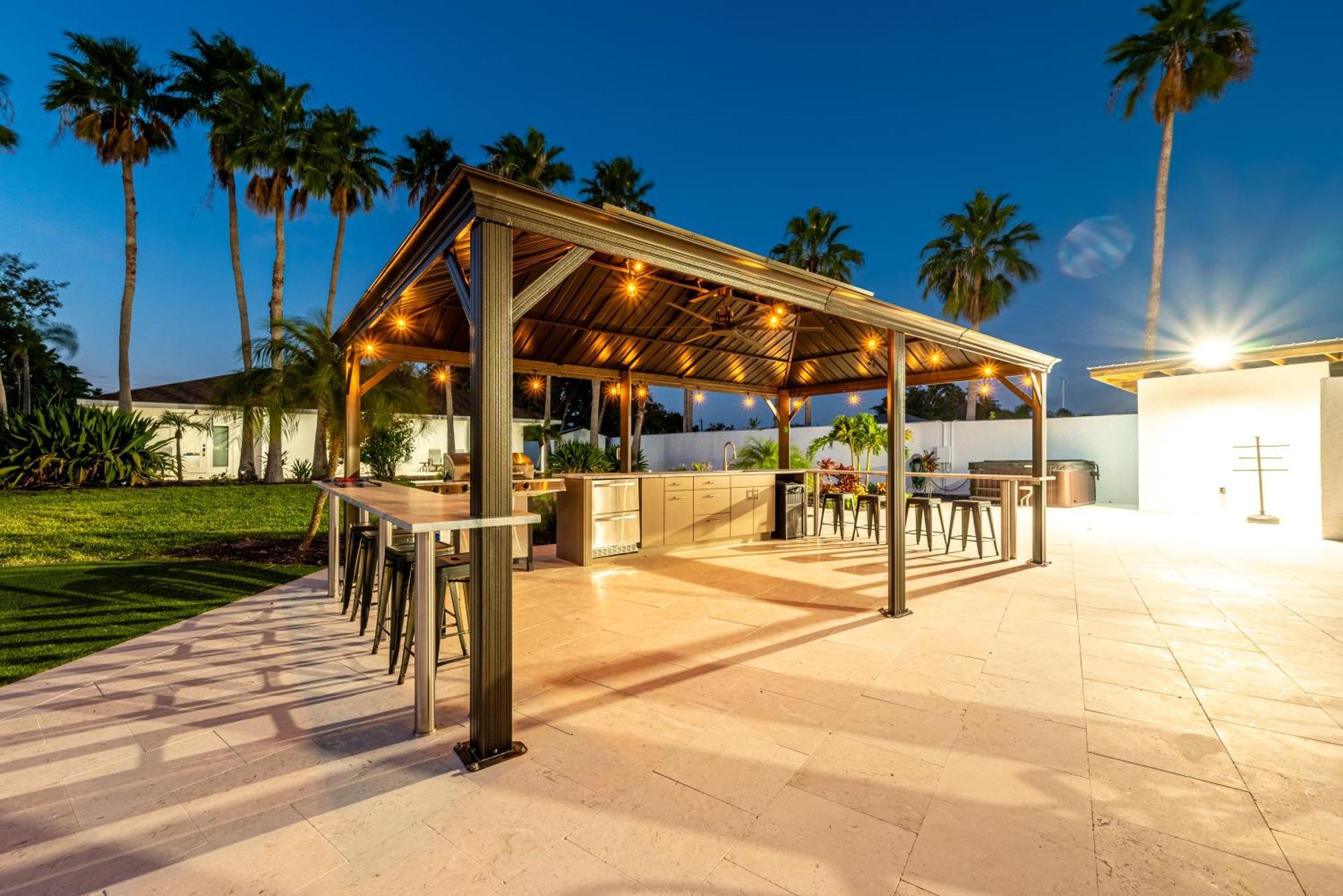 Holiday home 75 Palms! Sleeps 23! Luxury 1 Acre Lot Pool And Spa, Putting & Game Room!