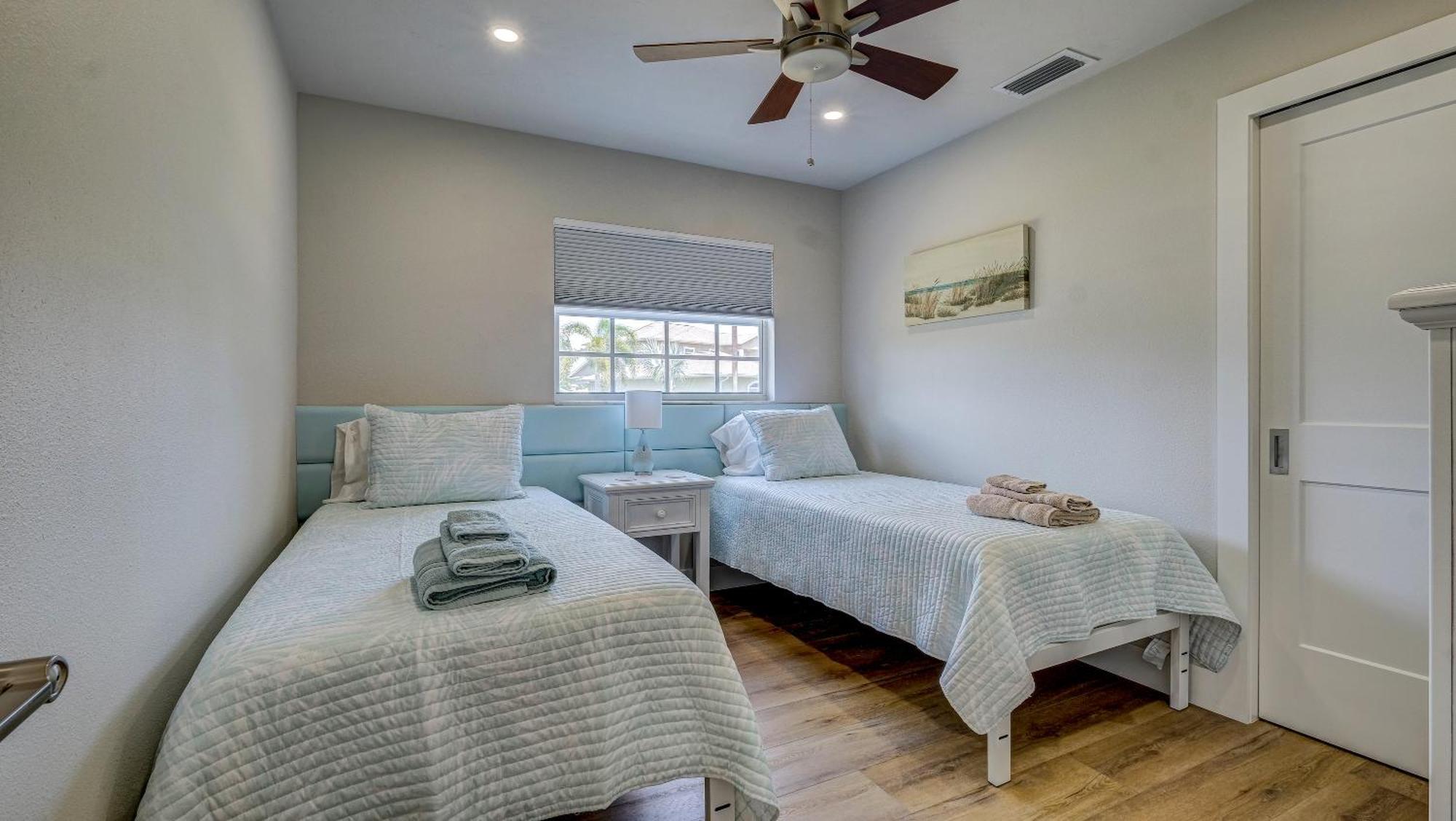 75 Palms! Sleeps 23! Luxury 1 Acre Lot Pool And Spa, Putting & Game Room! Holiday home Bradenton