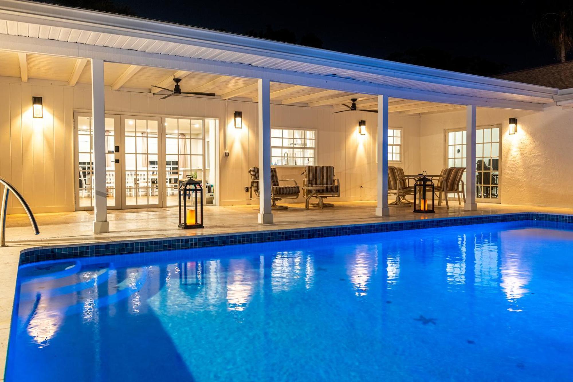 75 Palms! Sleeps 23! Luxury 1 Acre Lot Pool And Spa, Putting & Game Room! Holiday home