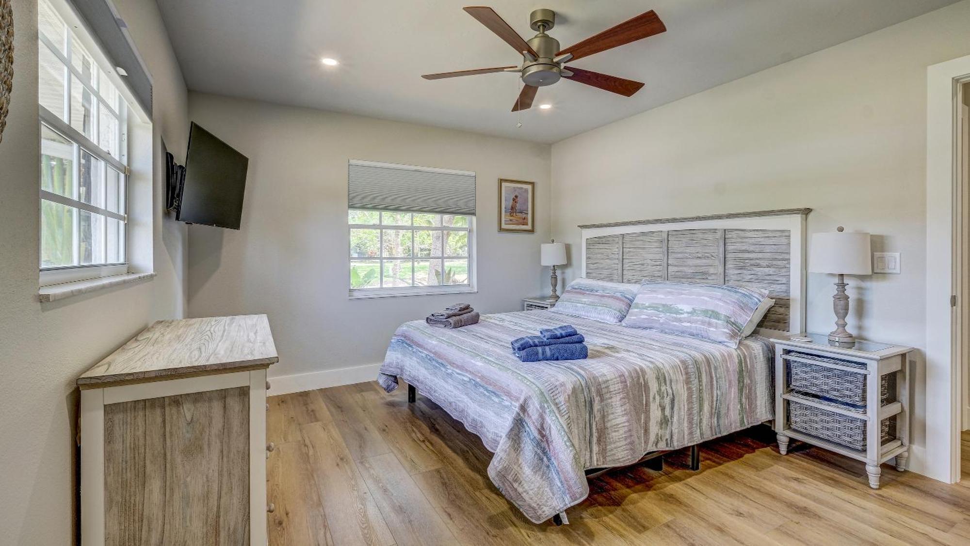 75 Palms! Sleeps 23! Luxury 1 Acre Lot Pool And Spa, Putting & Game Room!