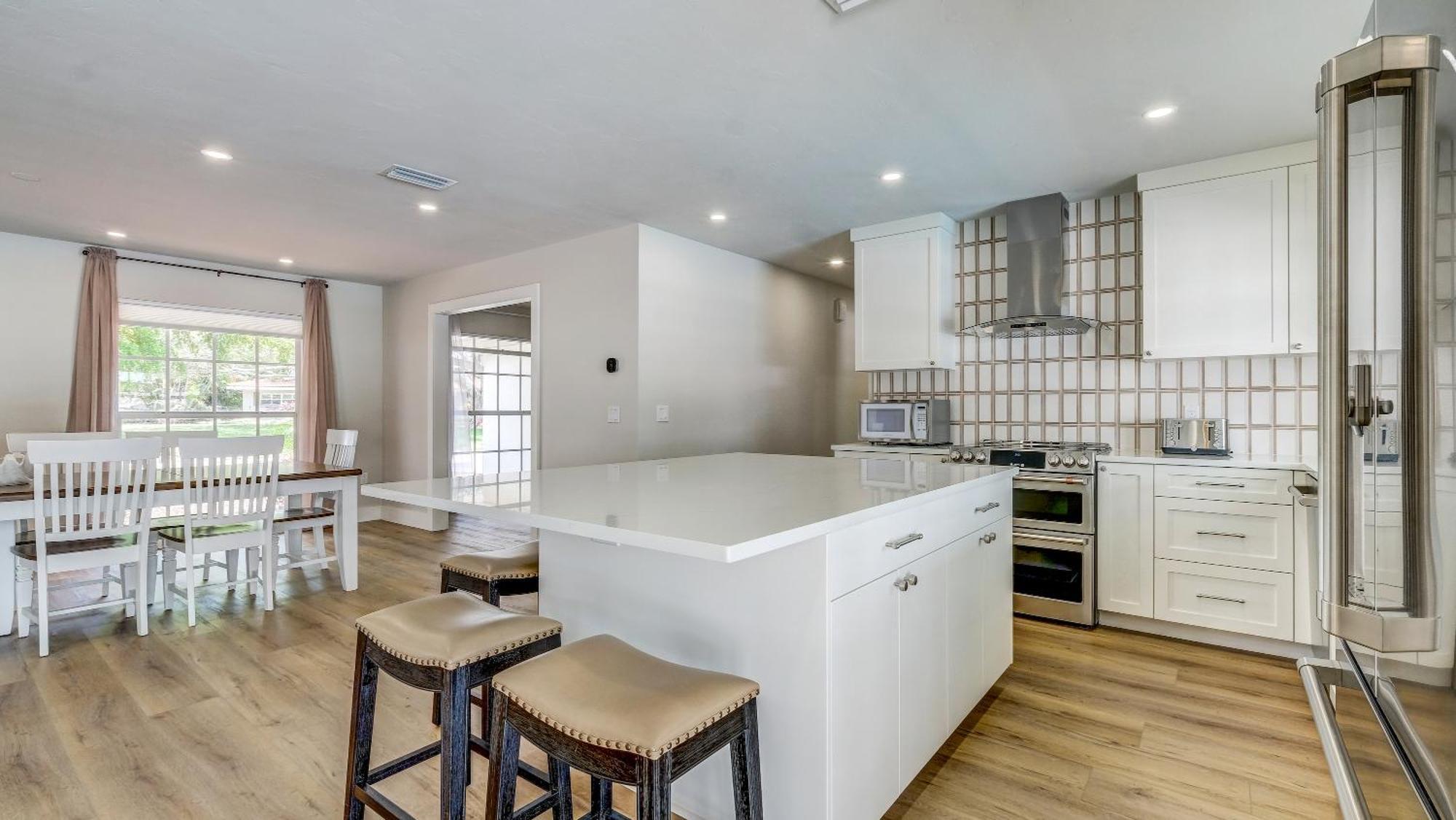 Holiday home 75 Palms! Sleeps 23! Luxury 1 Acre Lot Pool And Spa, Putting & Game Room! Bradenton