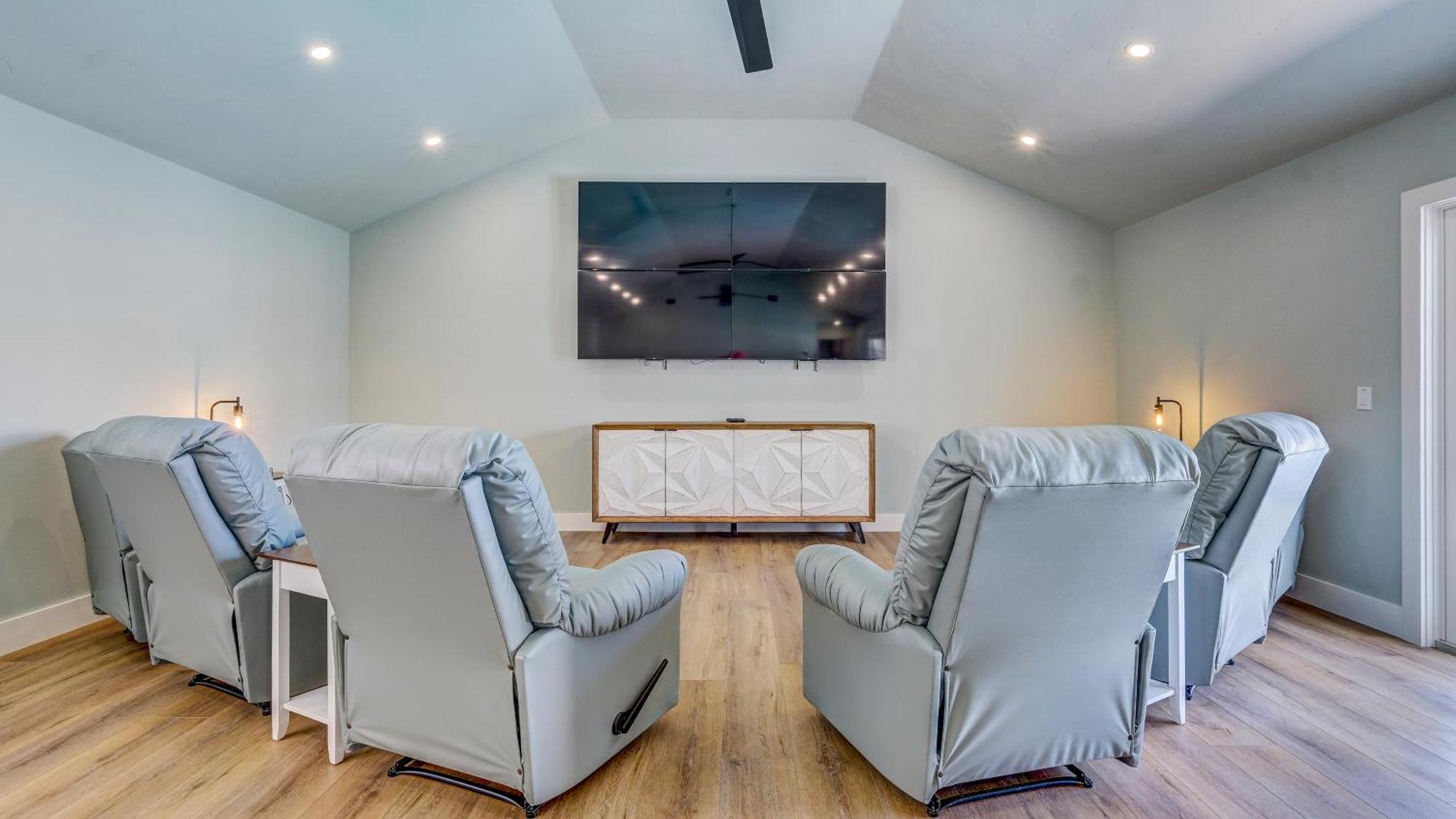 75 Palms! Sleeps 23! Luxury 1 Acre Lot Pool And Spa, Putting & Game Room! * Bradenton