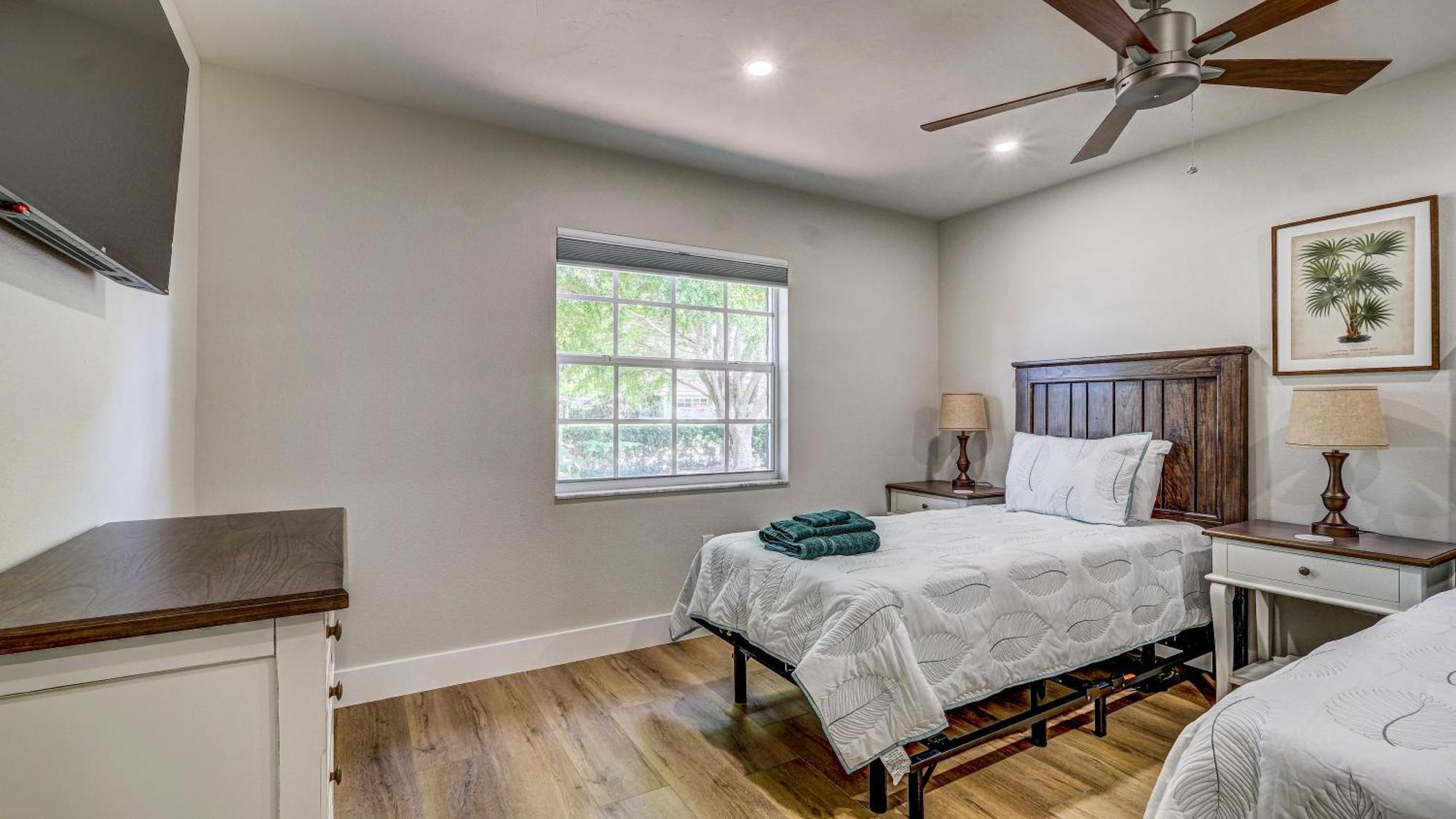 Holiday home 75 Palms! Sleeps 23! Luxury 1 Acre Lot Pool And Spa, Putting & Game Room!
