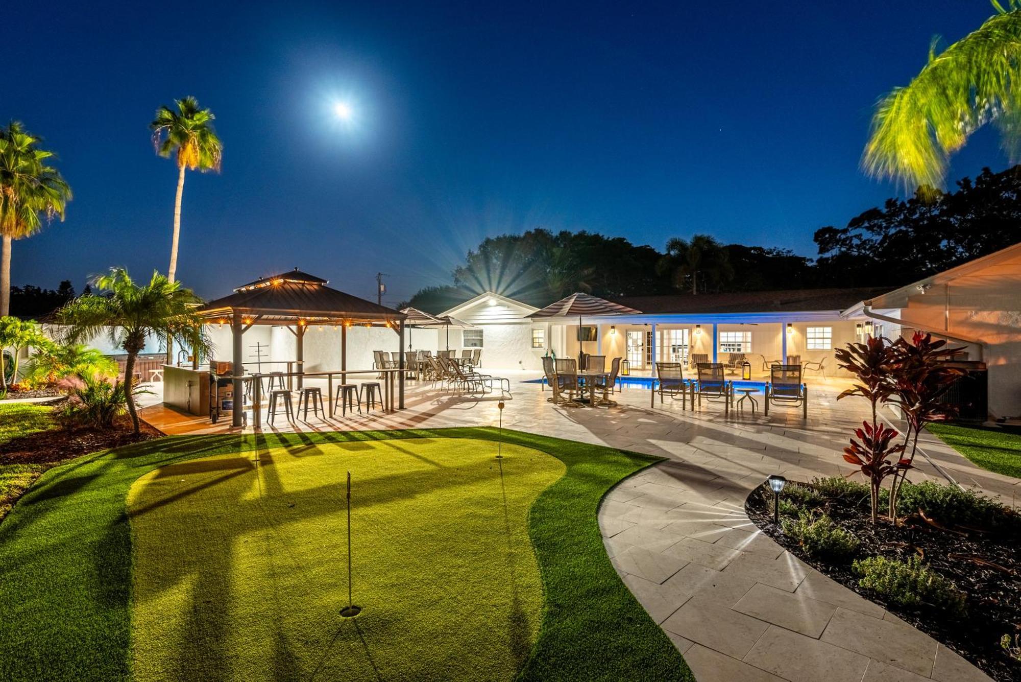 75 Palms! Sleeps 23! Luxury 1 Acre Lot Pool And Spa, Putting & Game Room! Holiday home