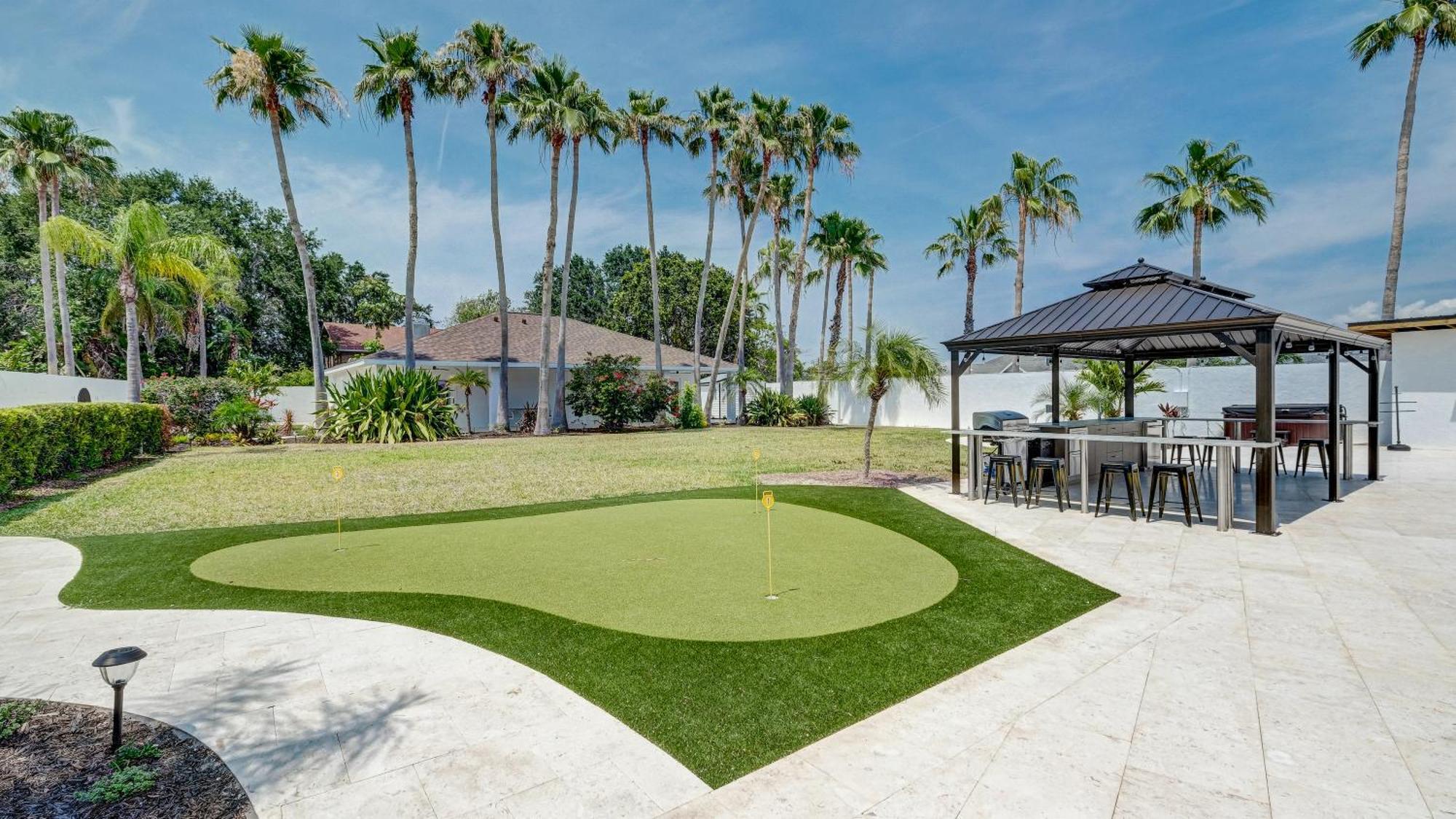 75 Palms! Sleeps 23! Luxury 1 Acre Lot Pool And Spa, Putting & Game Room! Holiday home *