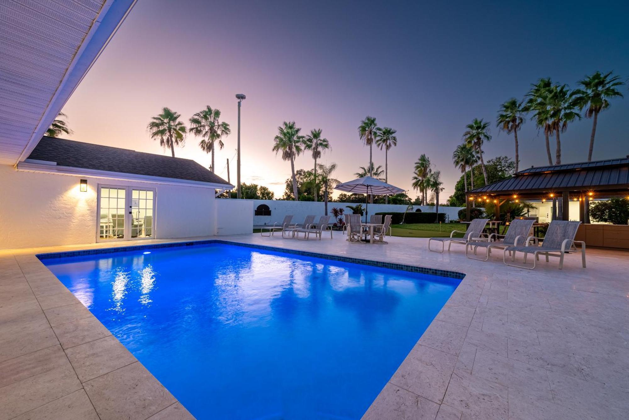 Holiday home 75 Palms! Sleeps 23! Luxury 1 Acre Lot Pool And Spa, Putting & Game Room! Bradenton