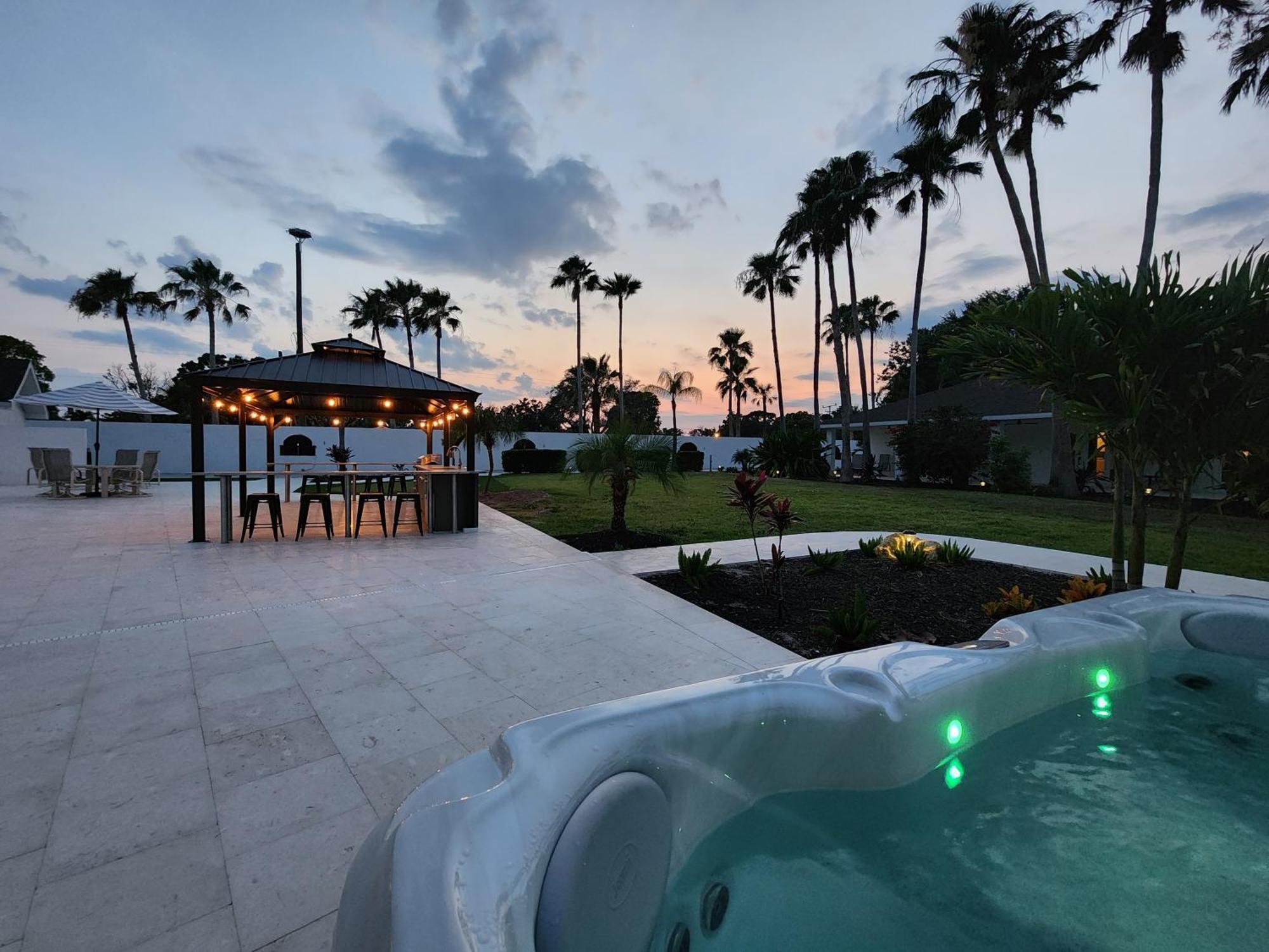 75 Palms! Sleeps 23! Luxury 1 Acre Lot Pool And Spa, Putting & Game Room! Bradenton