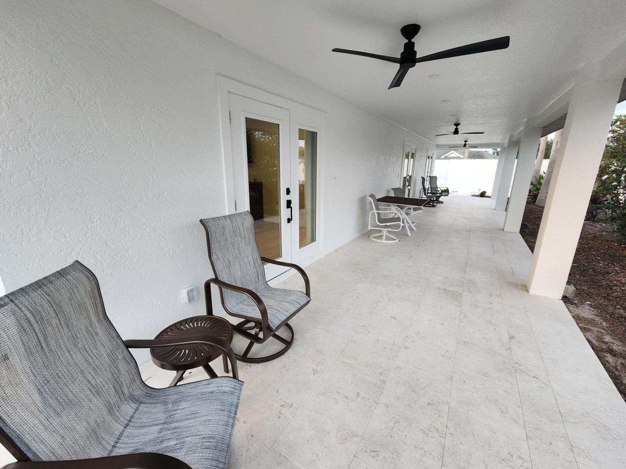 75 Palms! Sleeps 23! Luxury 1 Acre Lot Pool And Spa, Putting & Game Room! Holiday home