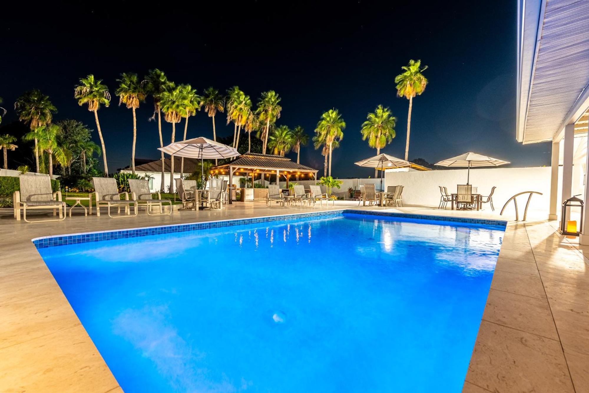 75 Palms! Sleeps 23! Luxury 1 Acre Lot Pool And Spa, Putting & Game Room! Holiday home *