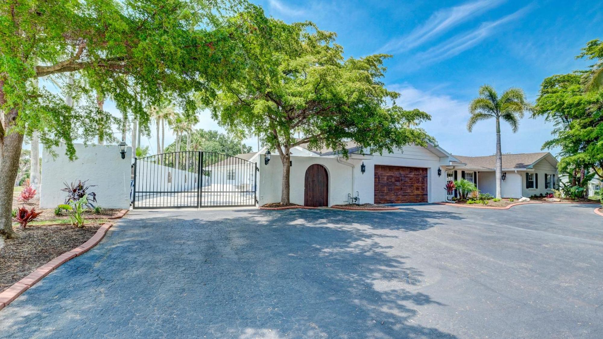 75 Palms! Sleeps 23! Luxury 1 Acre Lot Pool And Spa, Putting & Game Room! * Bradenton
