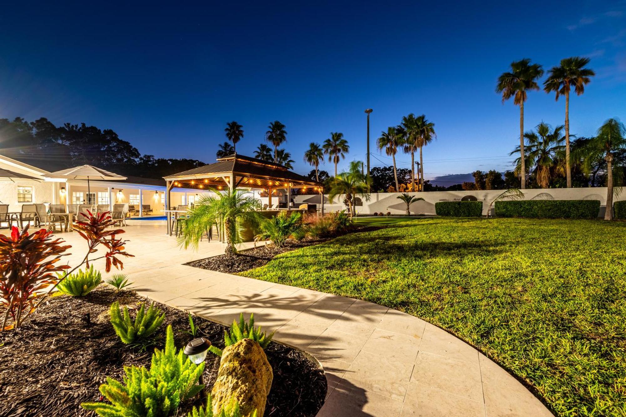 75 Palms! Sleeps 23! Luxury 1 Acre Lot Pool And Spa, Putting & Game Room! Holiday home Bradenton