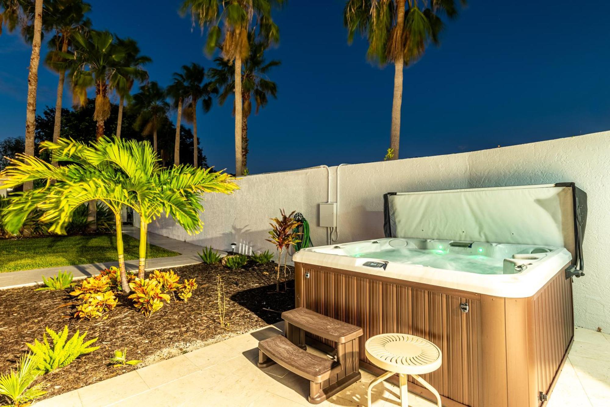 75 Palms! Sleeps 23! Luxury 1 Acre Lot Pool And Spa, Putting & Game Room! Holiday home
