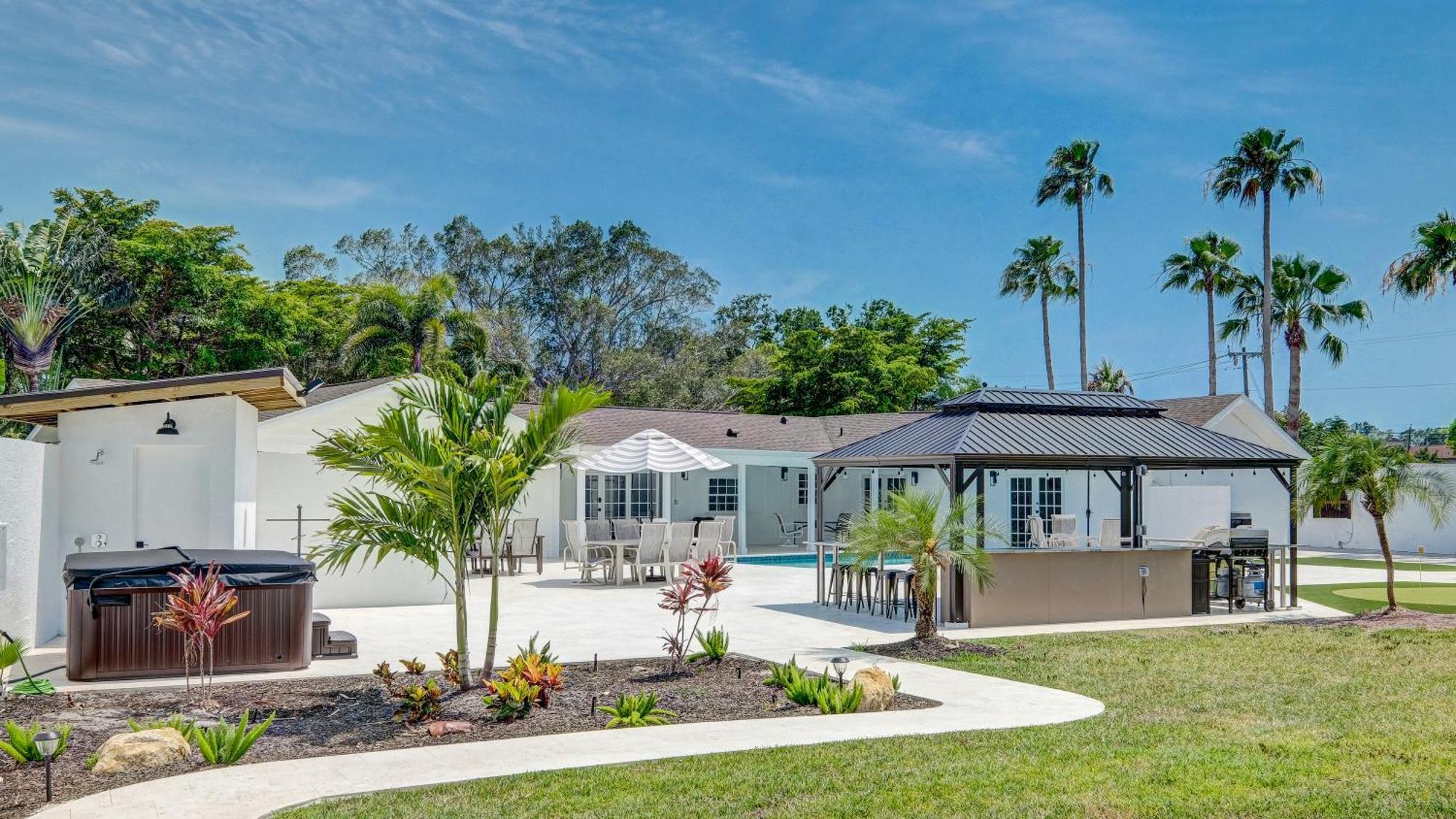 Holiday home 75 Palms! Sleeps 23! Luxury 1 Acre Lot Pool And Spa, Putting & Game Room! *
