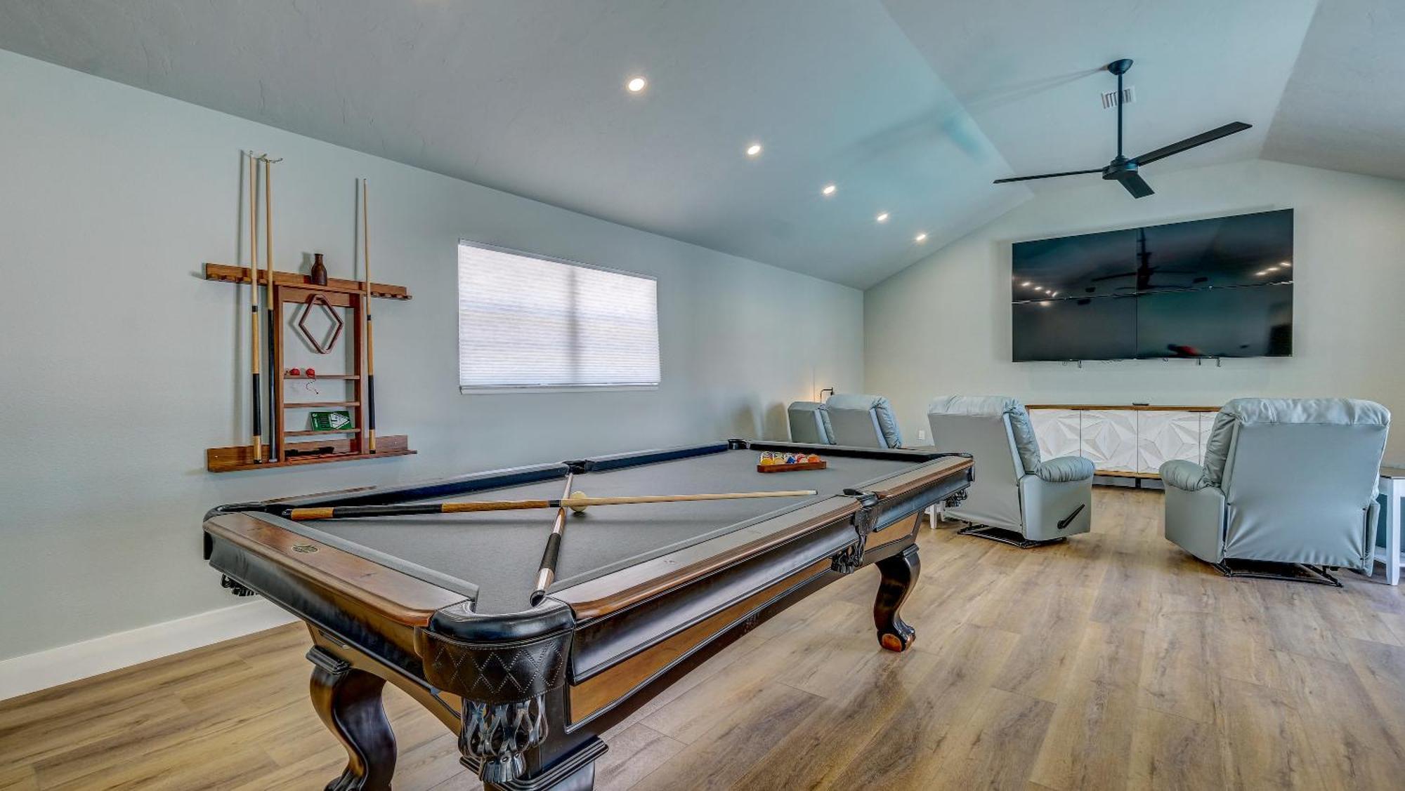 75 Palms! Sleeps 23! Luxury 1 Acre Lot Pool And Spa, Putting & Game Room! Holiday home *
