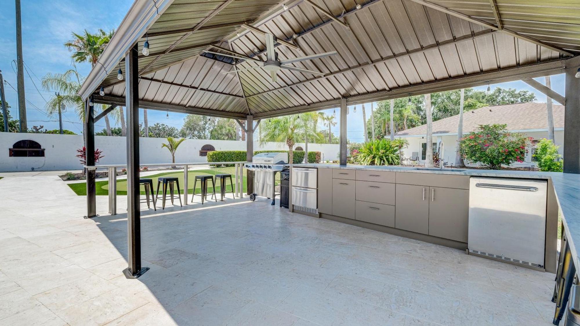 75 Palms! Sleeps 23! Luxury 1 Acre Lot Pool And Spa, Putting & Game Room! * Bradenton