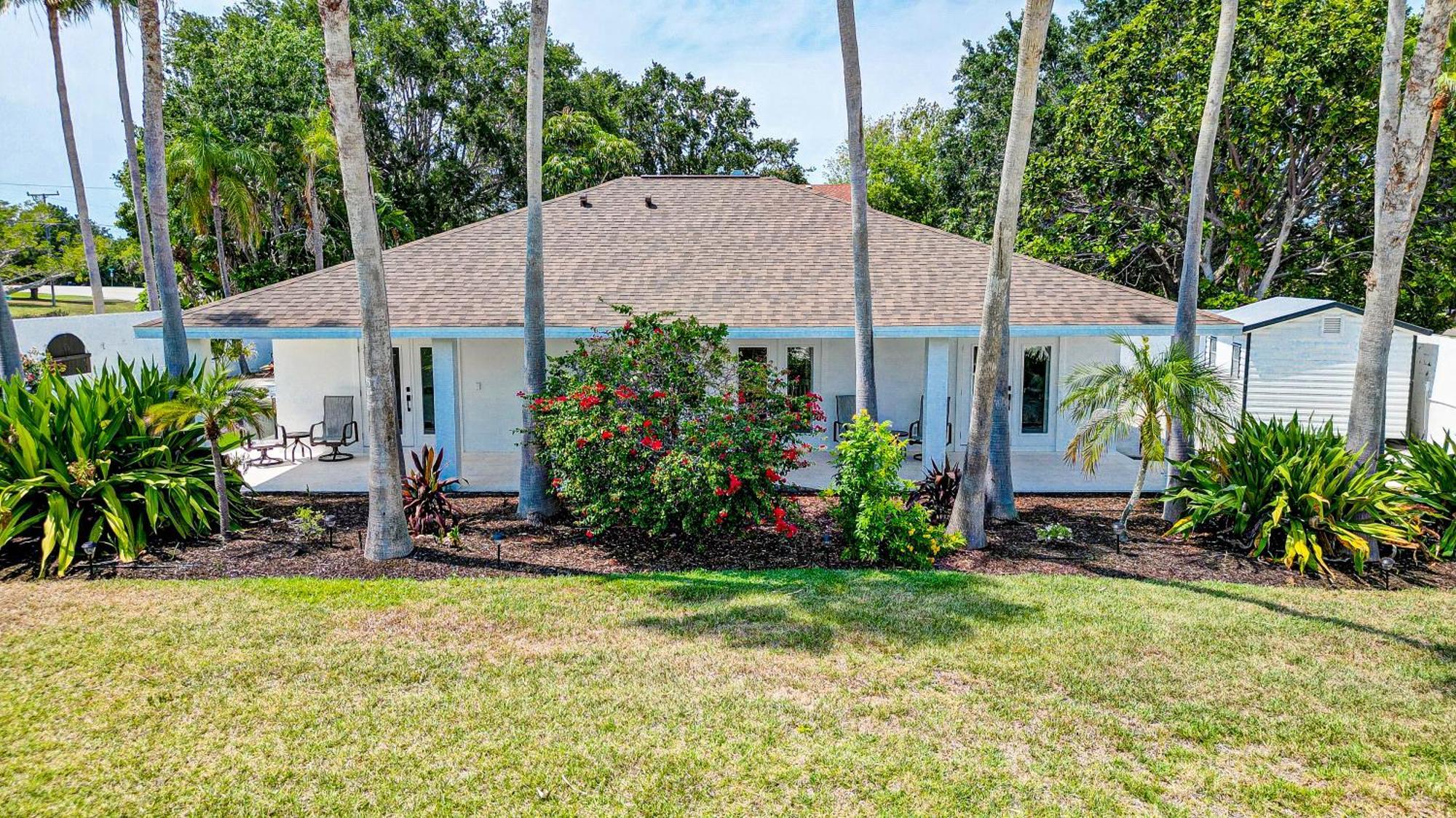 75 Palms! Sleeps 23! Luxury 1 Acre Lot Pool And Spa, Putting & Game Room!
