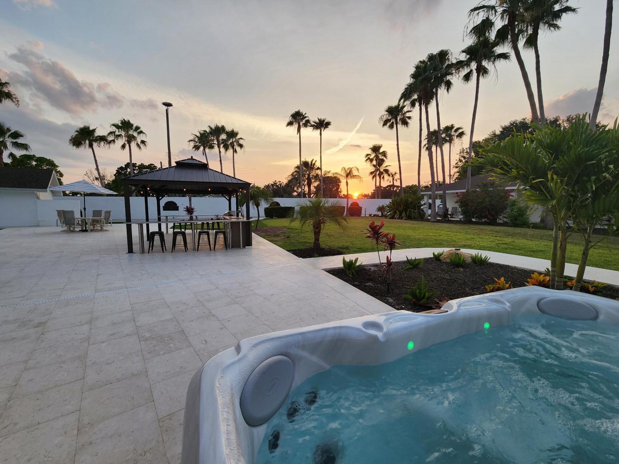 75 Palms! Sleeps 23! Luxury 1 Acre Lot Pool And Spa, Putting & Game Room! Holiday home *