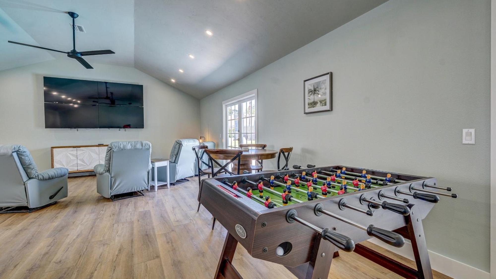 Holiday home 75 Palms! Sleeps 23! Luxury 1 Acre Lot Pool And Spa, Putting & Game Room!