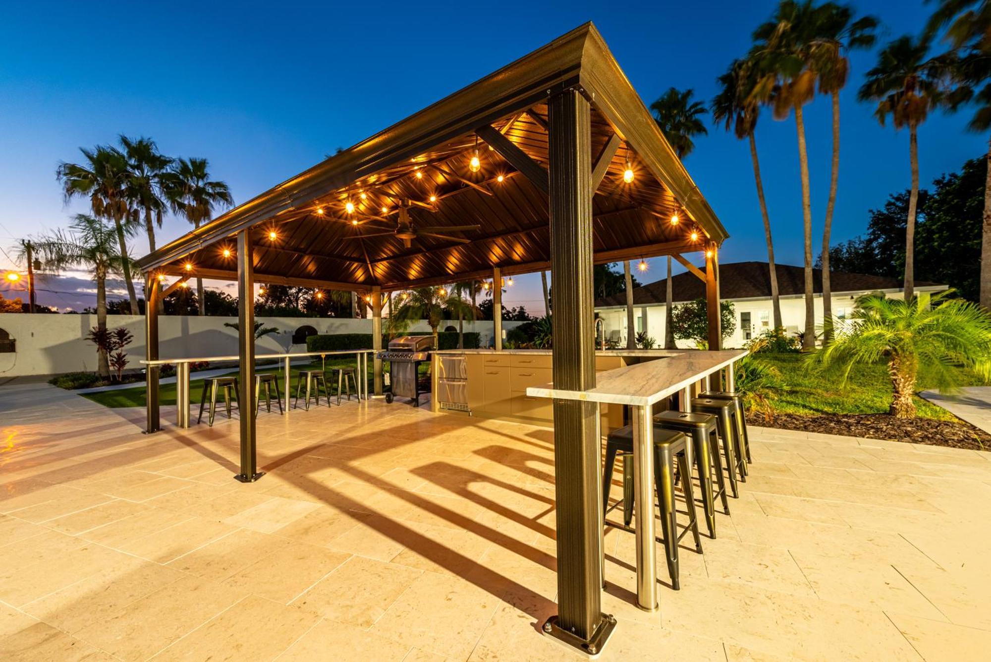 Holiday home 75 Palms! Sleeps 23! Luxury 1 Acre Lot Pool And Spa, Putting & Game Room! *