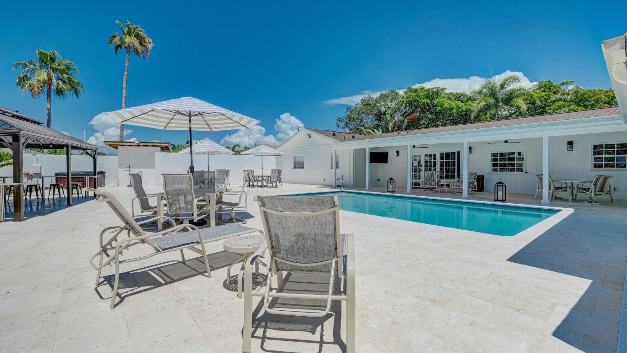 Holiday home 75 Palms! Sleeps 23! Luxury 1 Acre Lot Pool And Spa, Putting & Game Room! Bradenton
