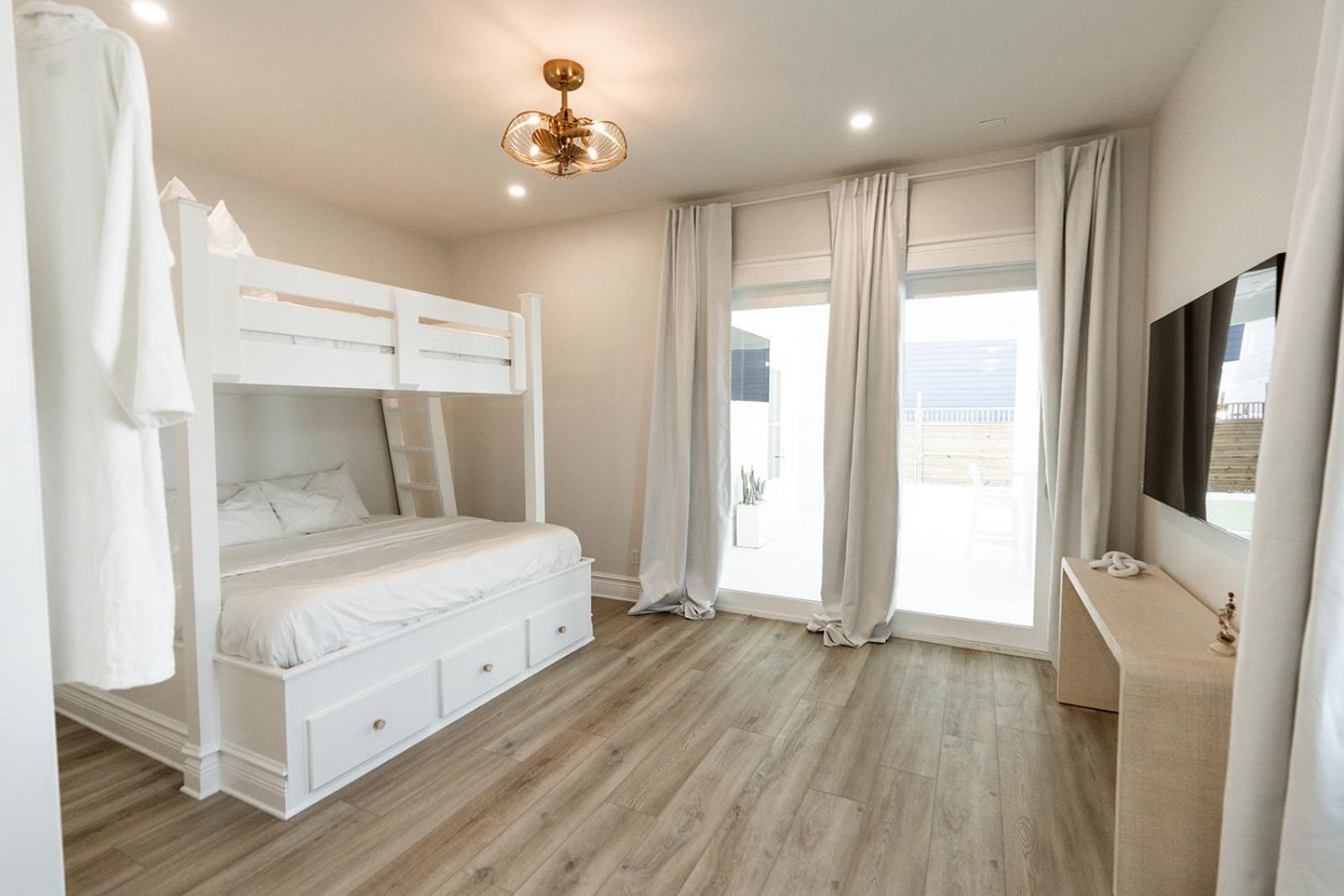 The Taj Of The Gulf! Luxury Mansion! Sleeps 37, Private Pool & Hot Tub, Putting Golf * Panama City Beach