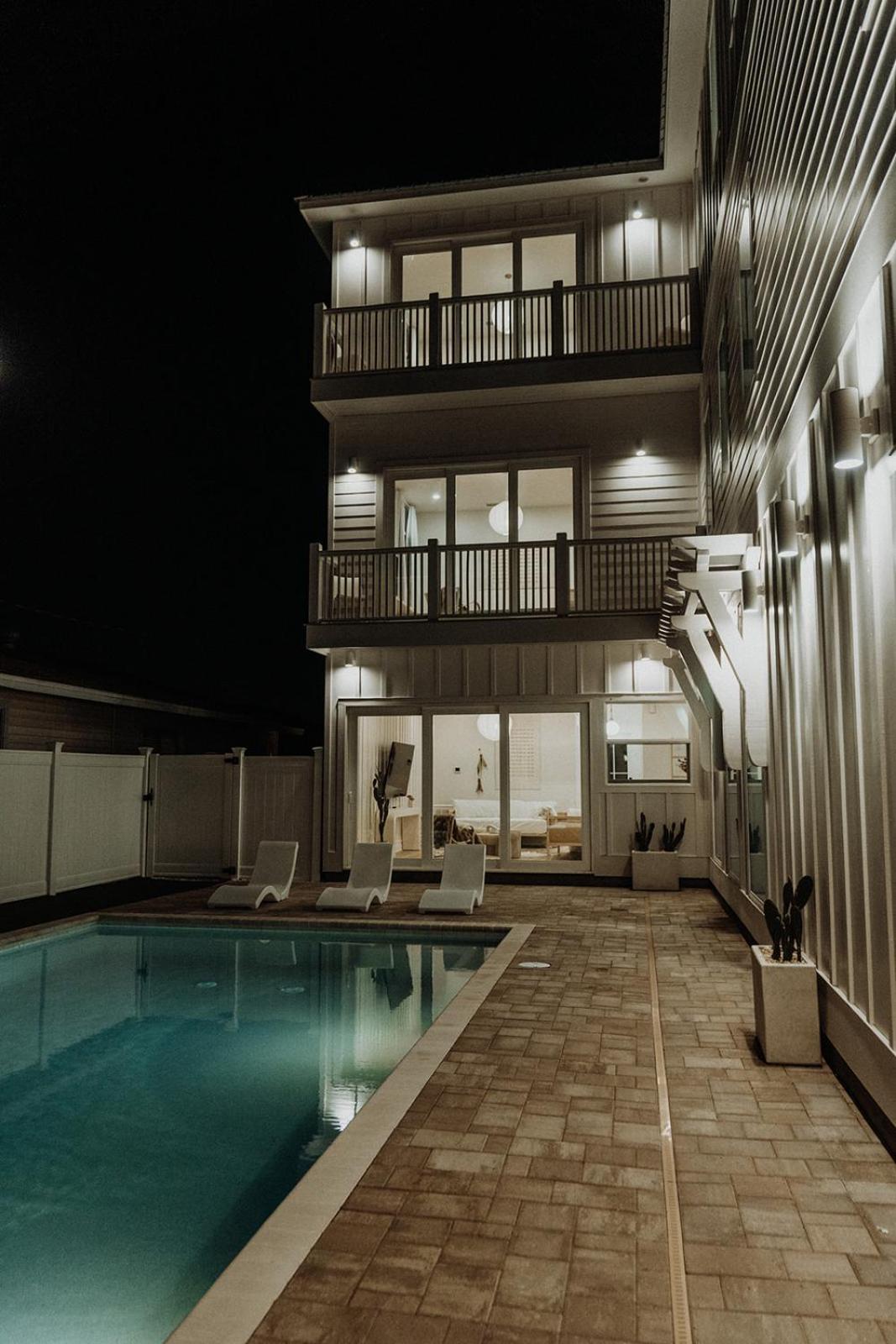 The Taj Of The Gulf! Luxury Mansion! Sleeps 37, Private Pool & Hot Tub, Putting Golf Villa Panama City Beach