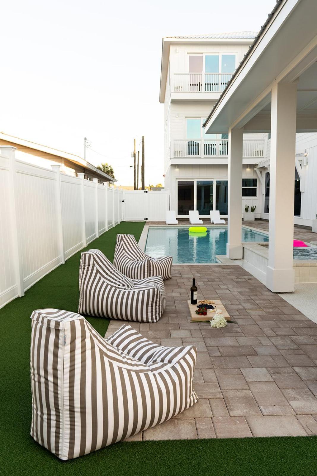 The Taj Of The Gulf! Luxury Mansion! Sleeps 37, Private Pool & Hot Tub, Putting Golf Panama City Beach