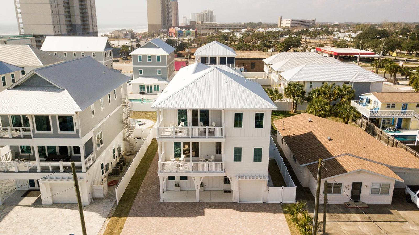 The Taj Of The Gulf! Luxury Mansion! Sleeps 37, Private Pool & Hot Tub, Putting Golf Villa