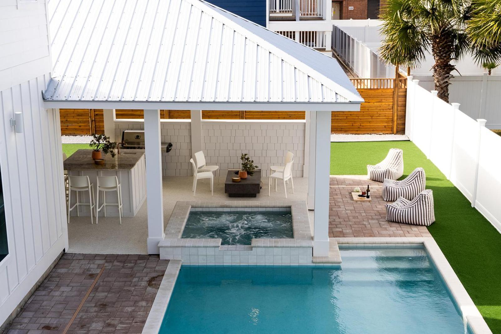 Villa The Taj Of The Gulf! Luxury Mansion! Sleeps 37, Private Pool & Hot Tub, Putting Golf *