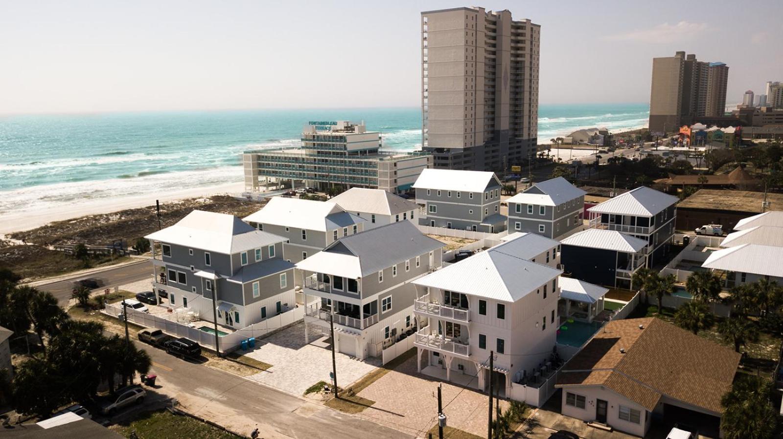 The Taj Of The Gulf! Luxury Mansion! Sleeps 37, Private Pool & Hot Tub, Putting Golf *